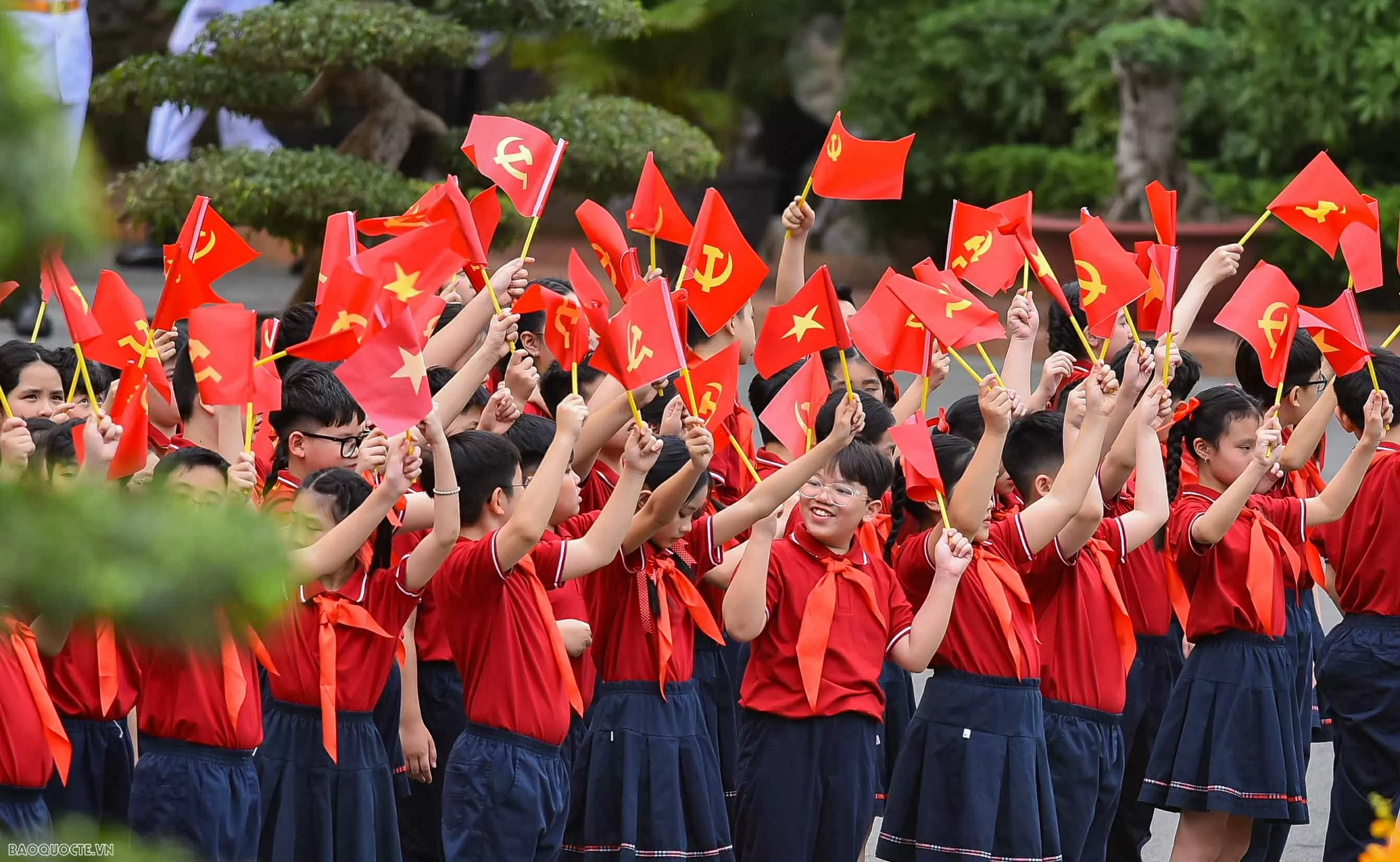 Các em nhỏ vẫy cờ chào mừng Tổng Bí thư, Chủ tịch nước Trung Quốc Tập Cận Bình. (Ảnh: Nguyễn Hồng)