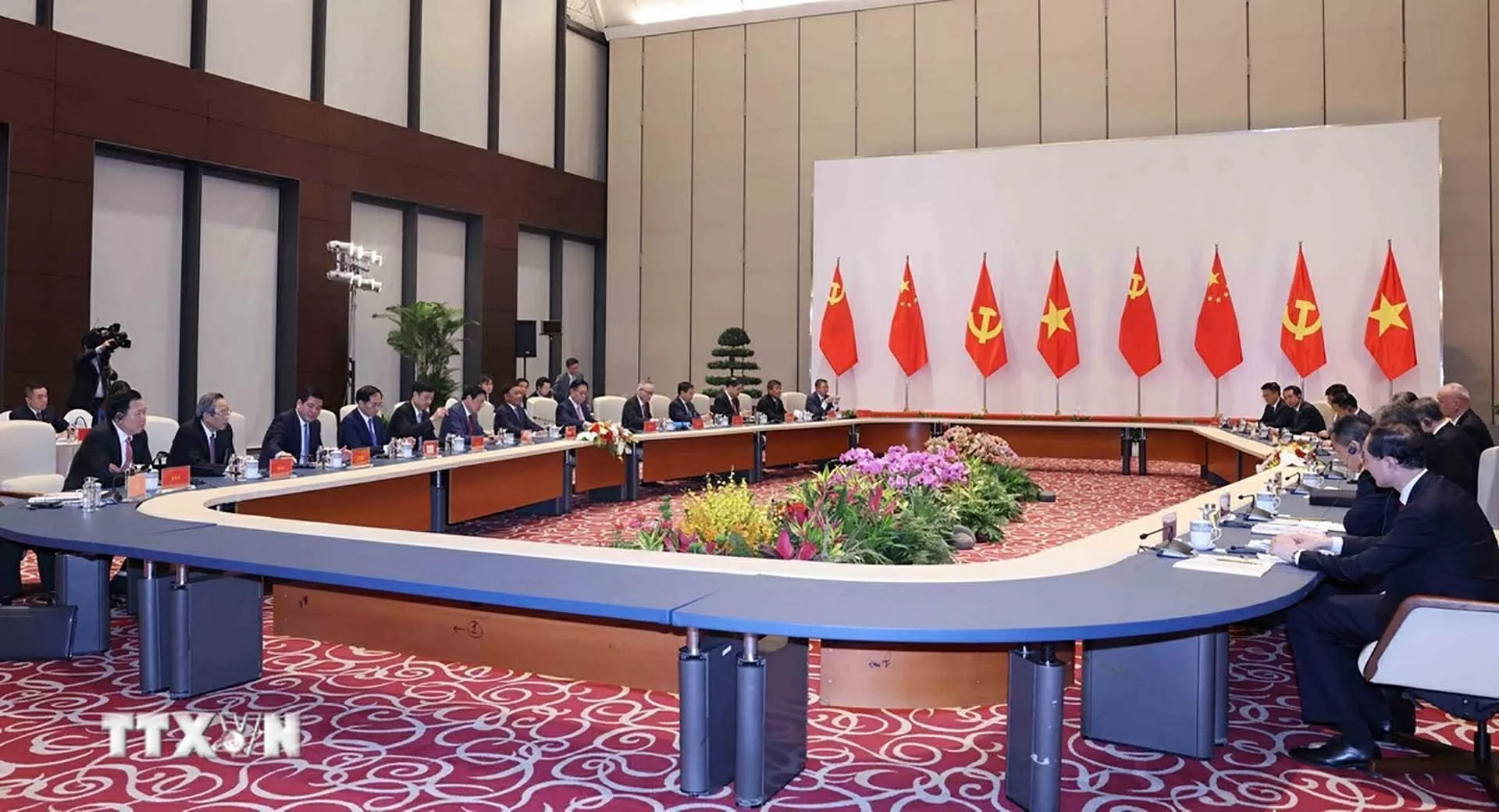 Thường trực Ban Bí thư Trần Cẩm Tú hội đàm với Bí thư Ban Bí thư, Chánh Văn phòng Trung ương Đảng Cộng sản Trung Quốc Thái Kỳ Thường trực Ban Bí thư Trần Cẩm Tú hội đàm với Bí thư Ban Bí thư, Chánh Văn phòng Trung ương Đảng Cộng sản Trung Quốc Thái Kỳ