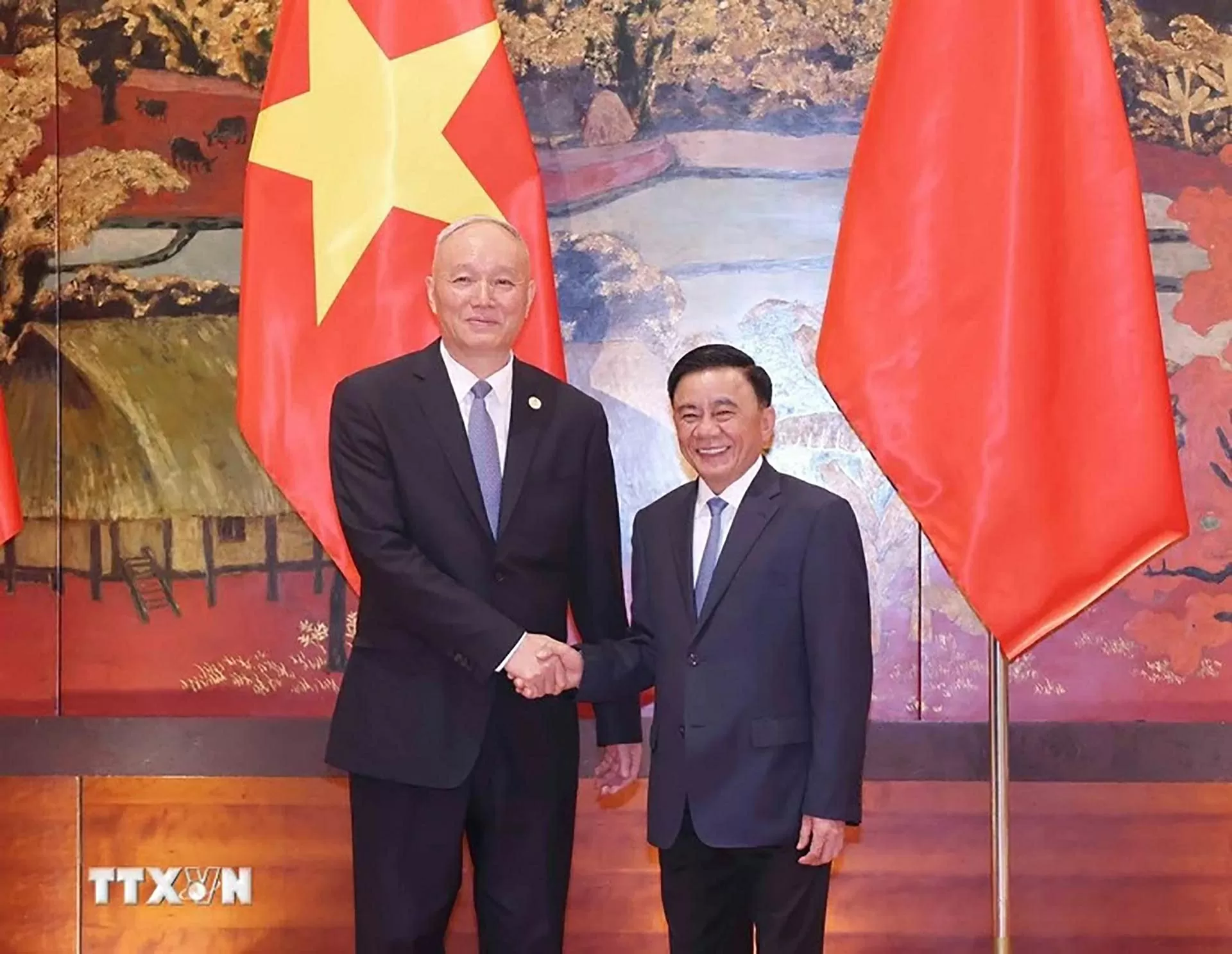 Thường trực Ban Bí thư Trần Cẩm Tú hội đàm với Bí thư Ban Bí thư, Chánh Văn phòng Trung ương Đảng Cộng sản Trung Quốc Thái Kỳ Thường trực Ban Bí thư Trần Cẩm Tú hội đàm với Bí thư Ban Bí thư, Chánh Văn phòng Trung ương Đảng Cộng sản Trung Quốc Thái Kỳ