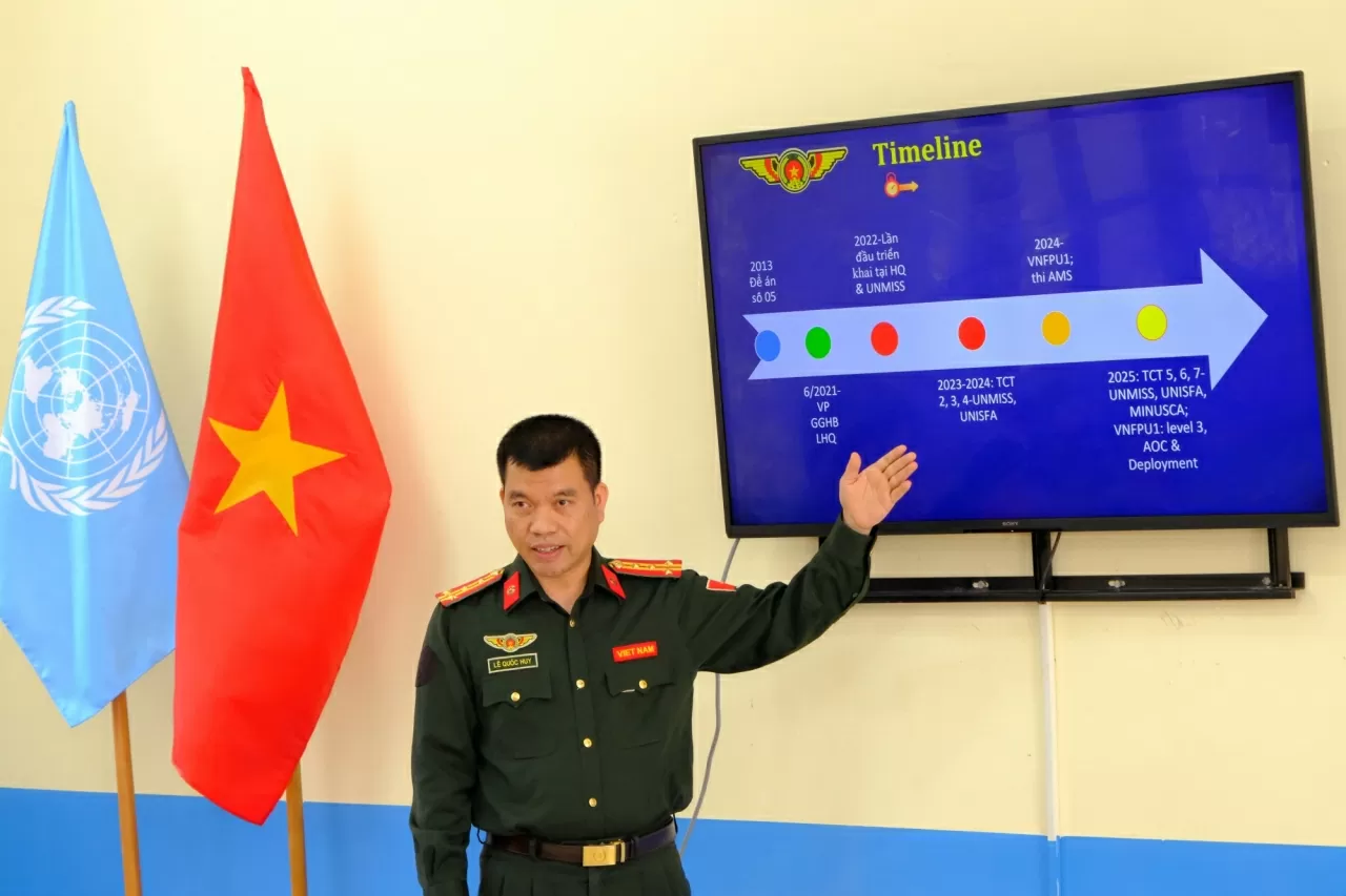 Đại tá Lê Quốc Huy, Đại diện Văn phòng thường trực về GGHB LHQ, Bộ Công an báo cáo kết quả công tác. (Nguồn: FPU)