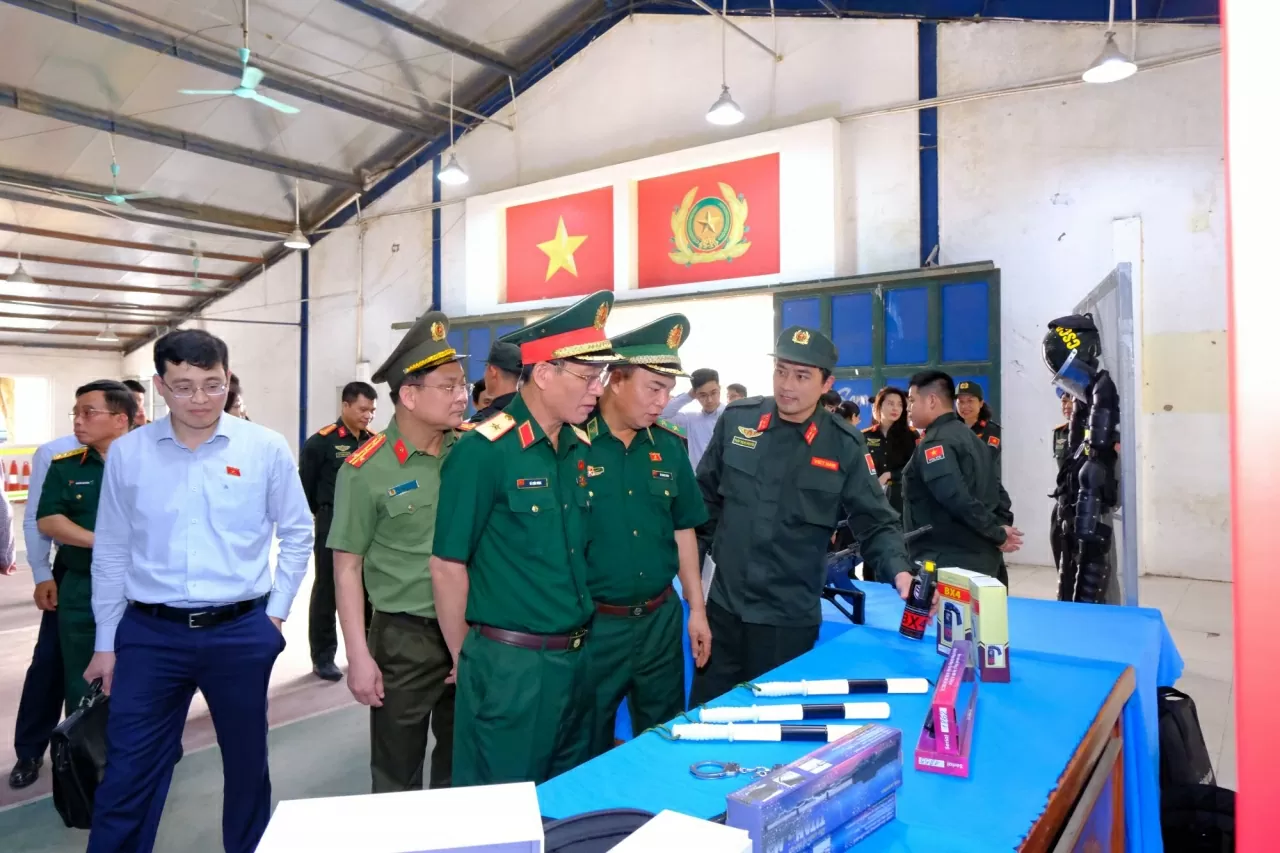 Đoàn khảo sát và các đại biểu tham quan triển lãm phương tiện, trang thiết bị và cơ sở vật chất tại Trung tâm Đào tạo và Nâng cao năng lực Gìn giữ hoà bình, huyện Văn Giang, tỉnh Hưng Yên​. (Nguồn: FPU)