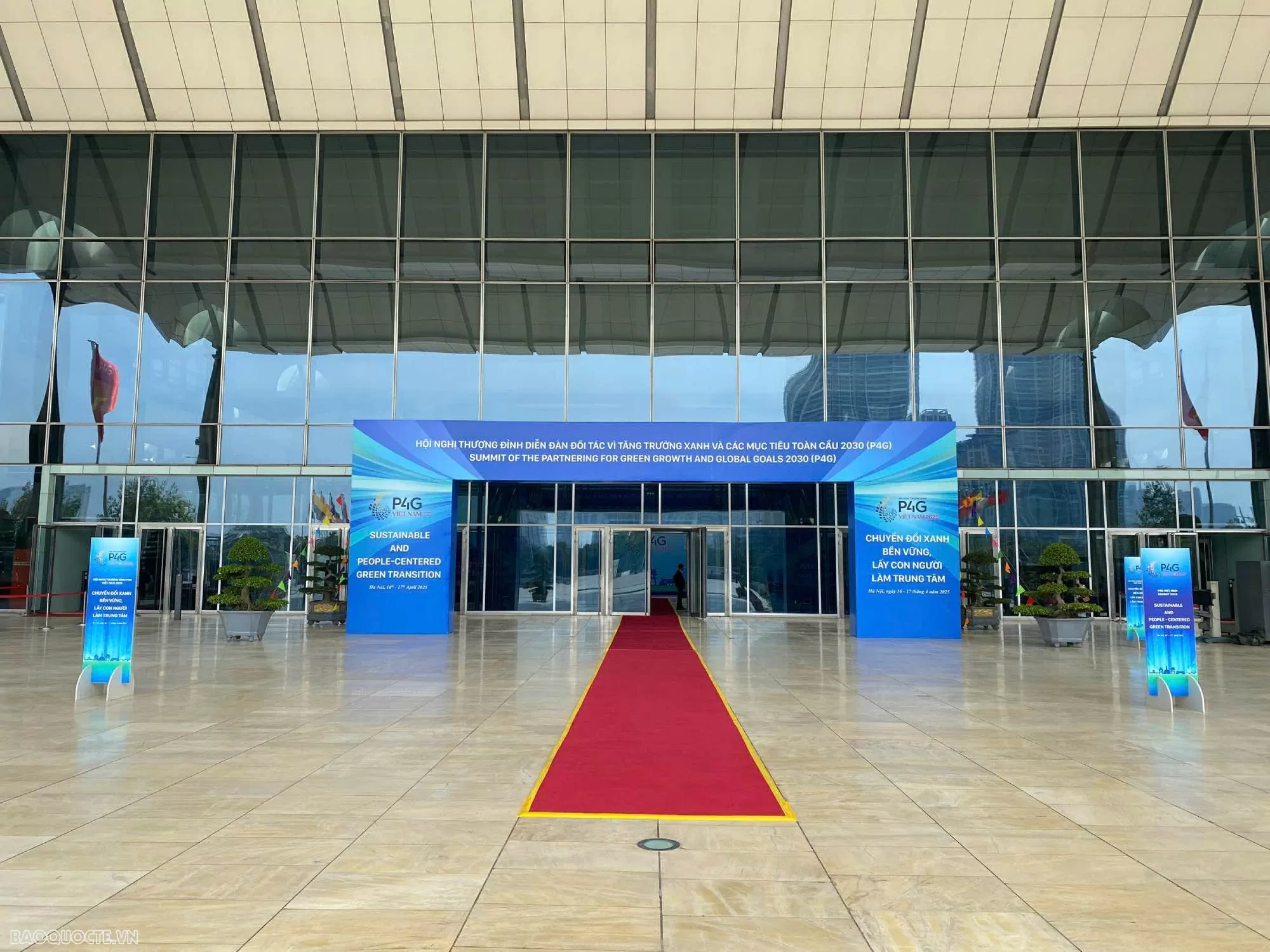 Hội nghị Thượng đỉnh P4G diễn ra trong không gian trang trọng nhưng vẫn giữ được sự cởi mở, phản ánh rõ tinh thần hợp tác toàn cầu hướng tới phát triển xanh và bền vững. (Ảnh: Việt Hoàng)