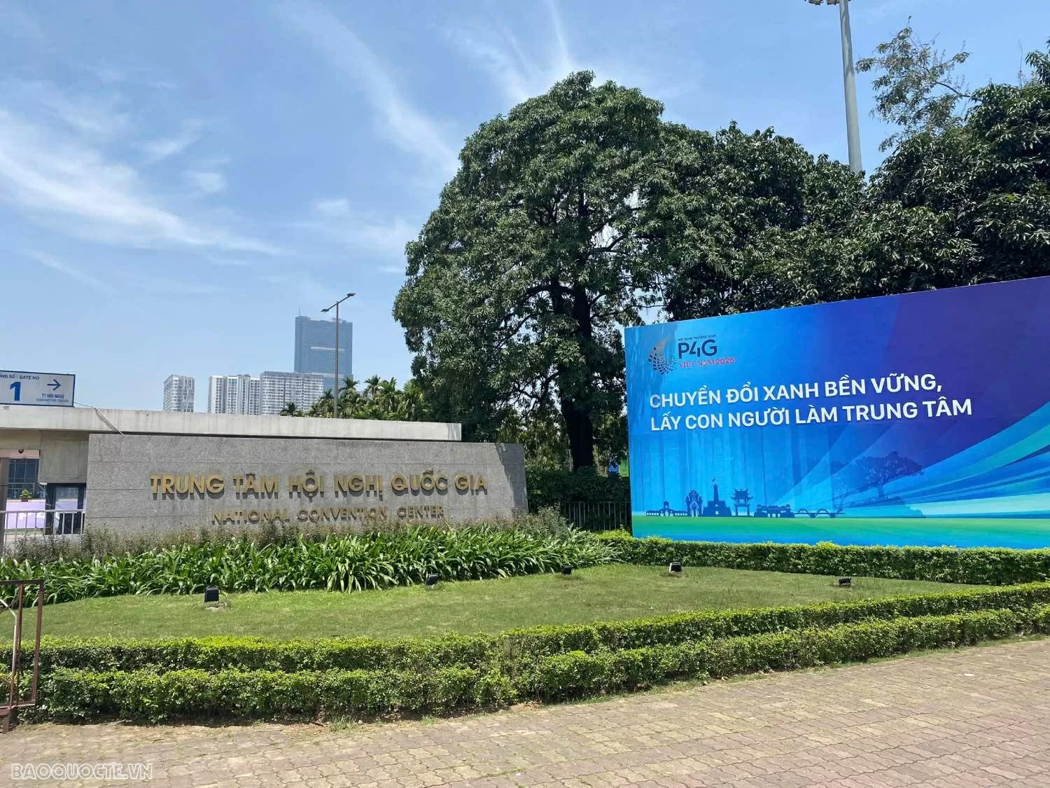 Không khí chào mừng Hội nghị thượng đỉnh P4G 2025 tại Trung tâm Hội nghị Quốc gia