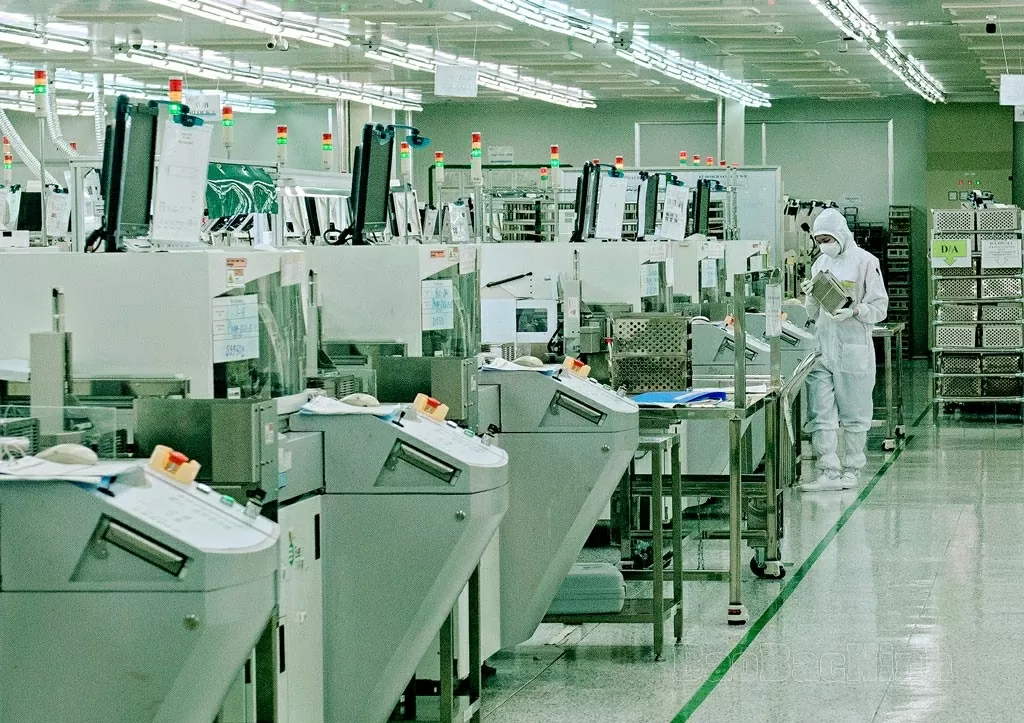 2. Dây chuyền sản xuất công nghệ cao, thân thiện mới môi trường tại Công ty CP CrucialTec Vina (KCN Yên Phong).