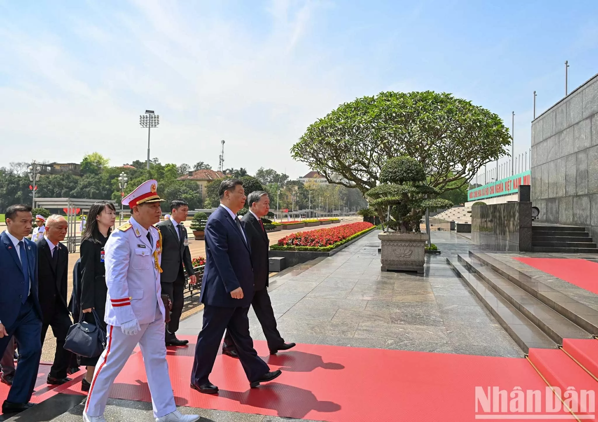 Tổng Bí thư, Chủ tịch nước Trung Quốc đặt vòng hoa và vào Lăng viếng Chủ tịch Hồ Chí Minh