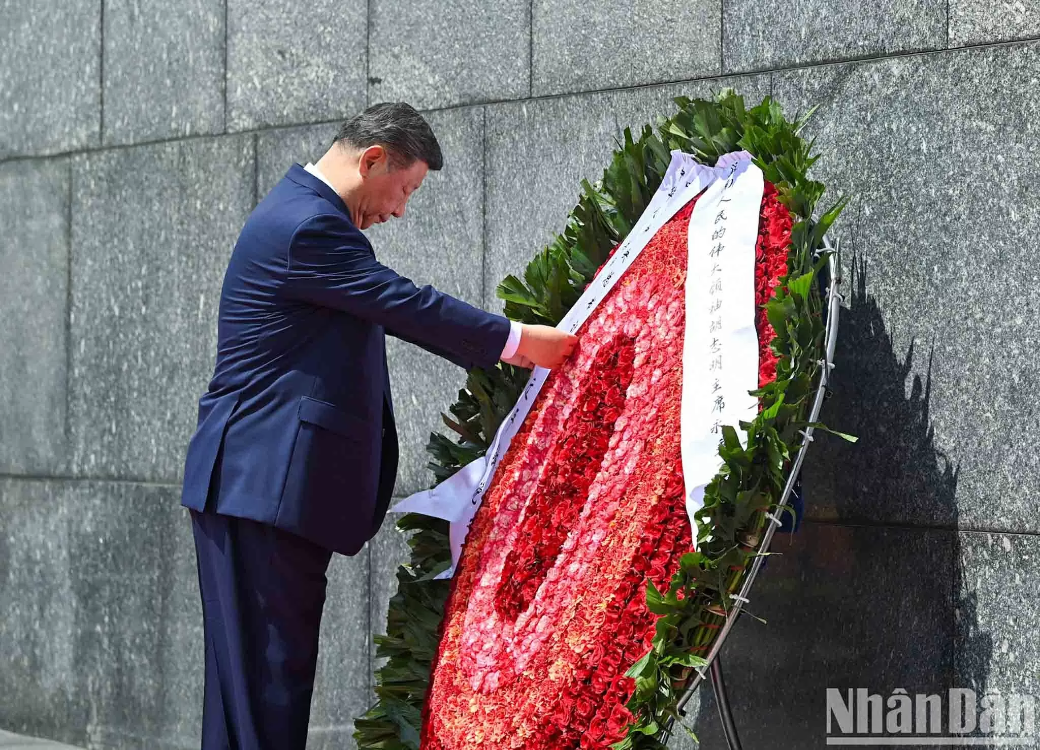 Tổng Bí thư, Chủ tịch nước Trung Quốc đặt vòng hoa và vào Lăng viếng Chủ tịch Hồ Chí Minh