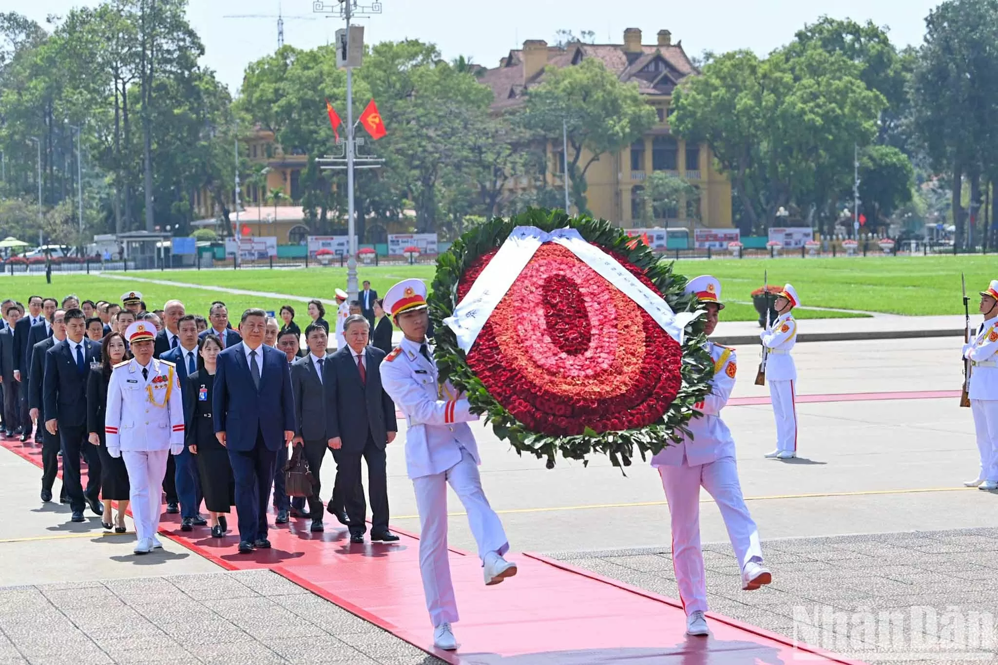 Tổng Bí thư, Chủ tịch nước Trung Quốc đặt vòng hoa và vào Lăng viếng Chủ tịch Hồ Chí Minh