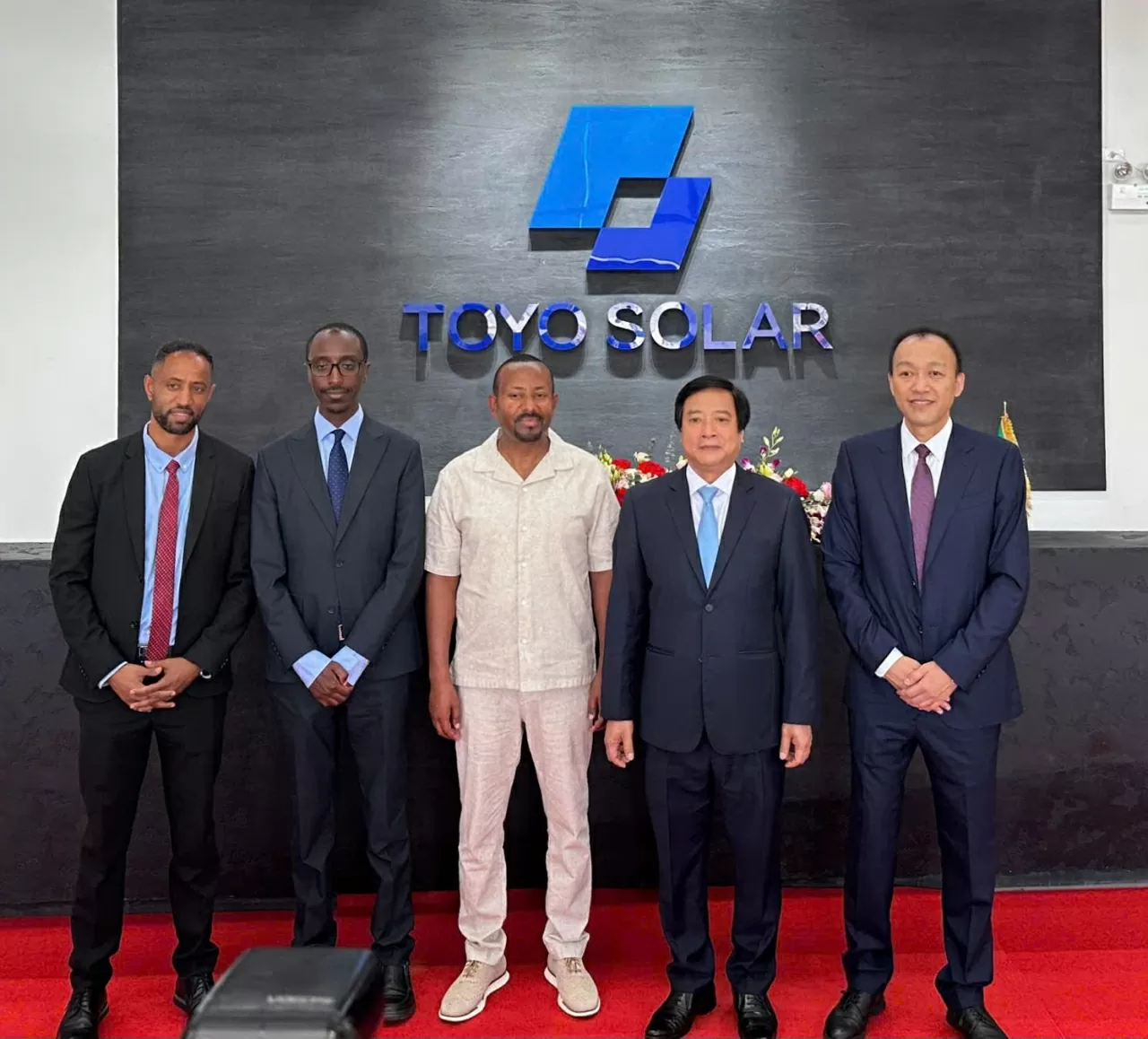 Thủ tướng Ethiopia thăm công ty sản xuất pin năng lượng mặt trời tại Phú Thọ