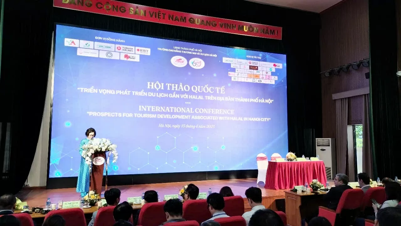 TS. Trịnh Thị Thu Hà, Hiệu trưởng Trường Cao đẳng Thương mại và du lịch Hà Nội phát biểu khai mạc chương trình. (Ảnh: Hải Phương)