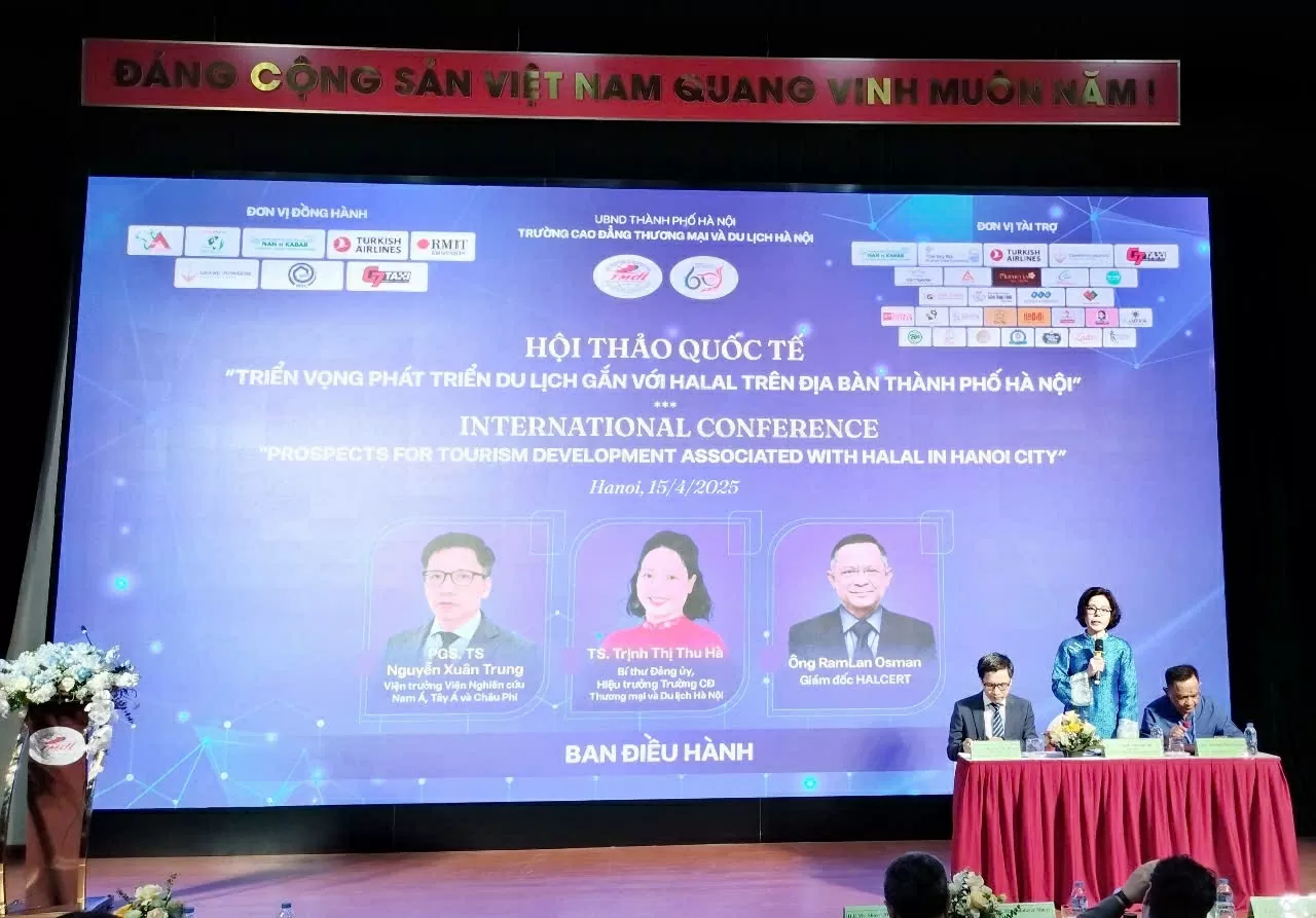 Ban Điều hành Hội thảo quốc tế “Triển vọng phát triển du lịch gắn với Halal trên địa bàn Thành phố Hà Nội”. (Ảnh: Hải Phương)