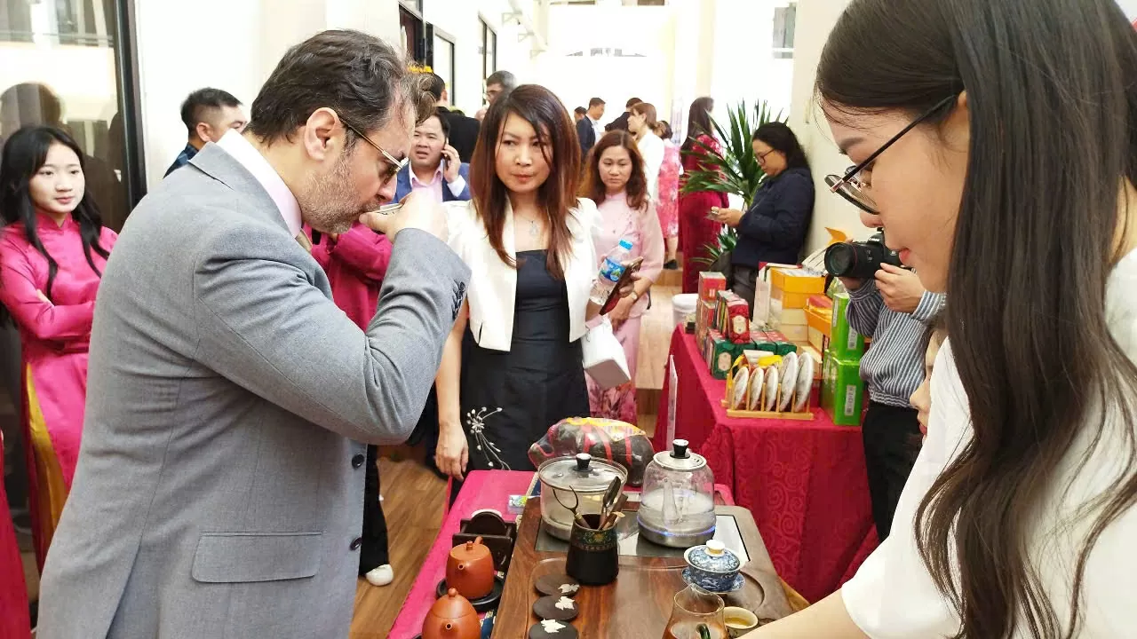 Đại sứ Đại sứ Pakistan tại Việt Nam Kohdayar Marri thưởng trà tại gian hàng trà đạt chuẩn Halal. (Ảnh: Hải Phương)