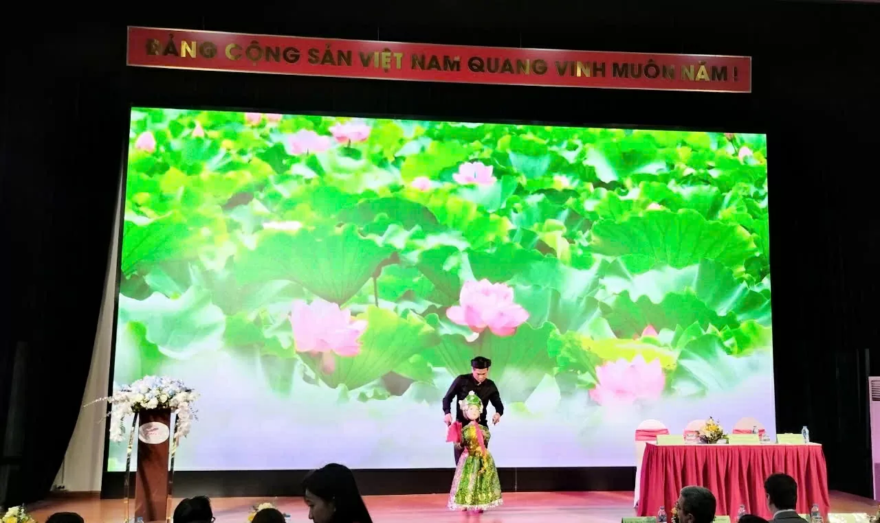 Tiết mục múa rối nước giới thiệu văn hóa Việt Nam với bạn bè quốc tế của NSƯT Trần Quý Quốc (Quốc Rối). (Ảnh: Hải Phương)