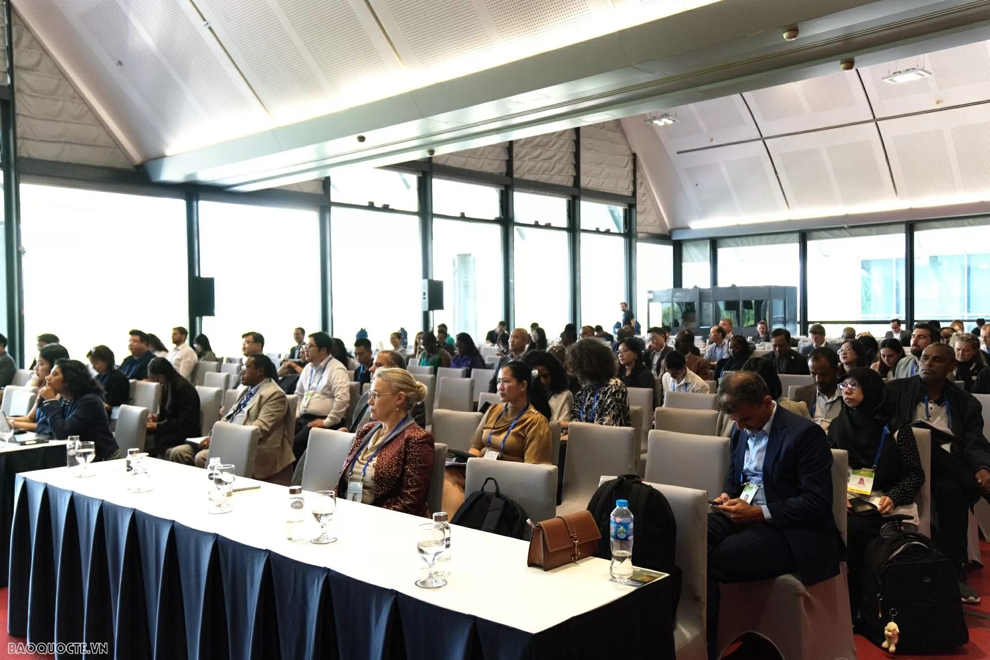 Toàn cảnh phiên thảo luận. (Ảnh: Ngọc Anh) Toàn cảnh phiên thảo luận. (Ảnh: Ngọc Anh)