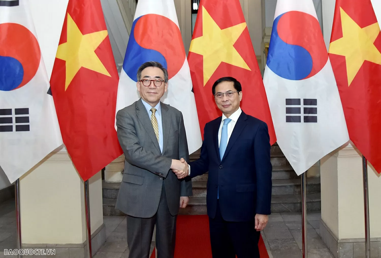 Phó Thủ tướng, Bộ trưởng Ngoại giao Bùi Thanh Sơn tiếp và hội đàm với Bộ trưởng Ngoại giao Hàn Quốc Bộ trưởng Ngoại giao Cho Tae-yul: Thành công trong phát triển kinh tế của Việt Nam cũng là thành công của Hàn Quốc