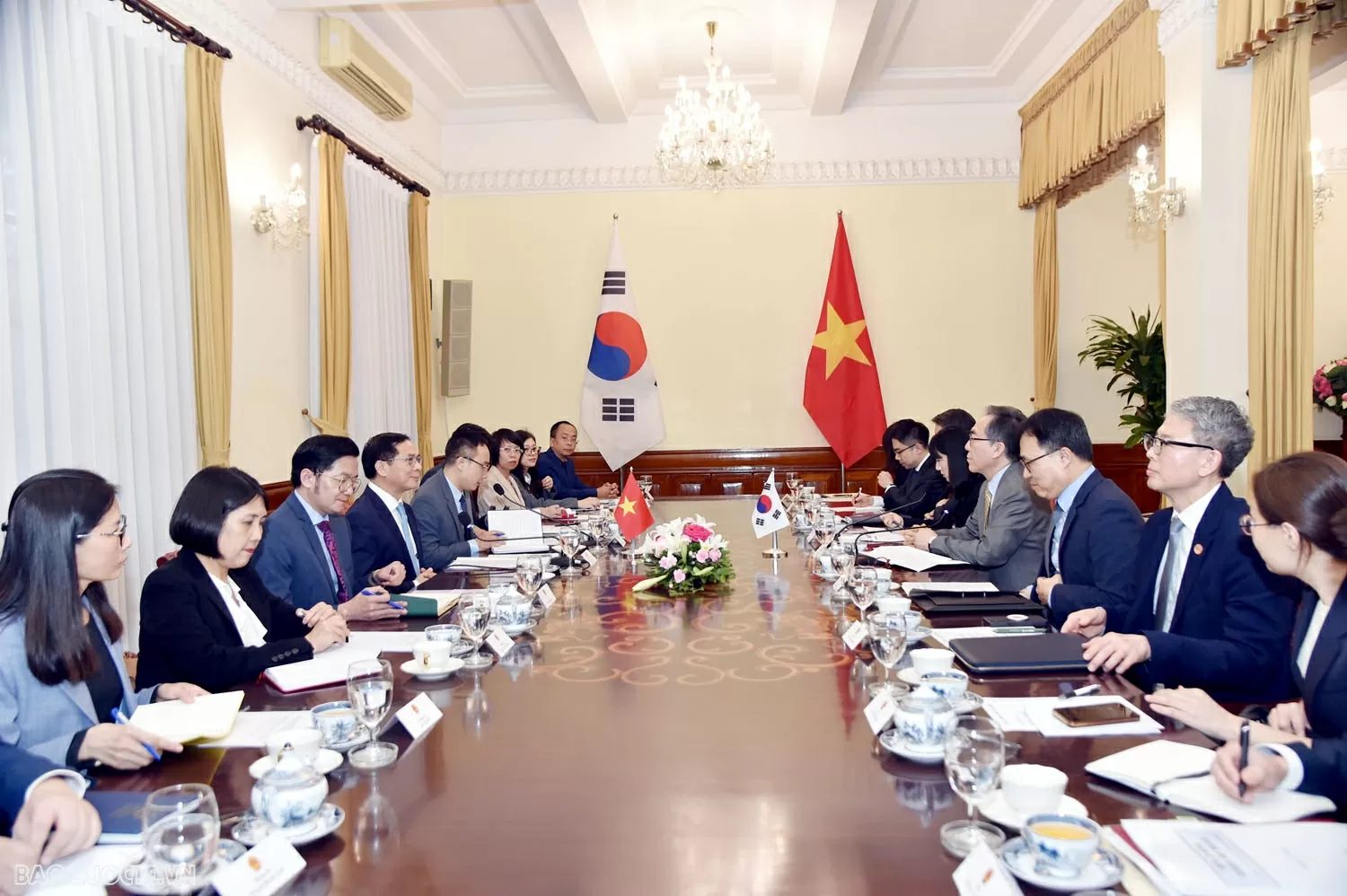 Phó Thủ tướng, Bộ trưởng Ngoại giao Bùi Thanh Sơn tiếp và hội đàm với Bộ trưởng Ngoại giao Hàn Quốc Bộ trưởng Ngoại giao Cho Tae-yul: Thành công trong phát triển kinh tế của Việt Nam cũng là thành công của Hàn Quốc