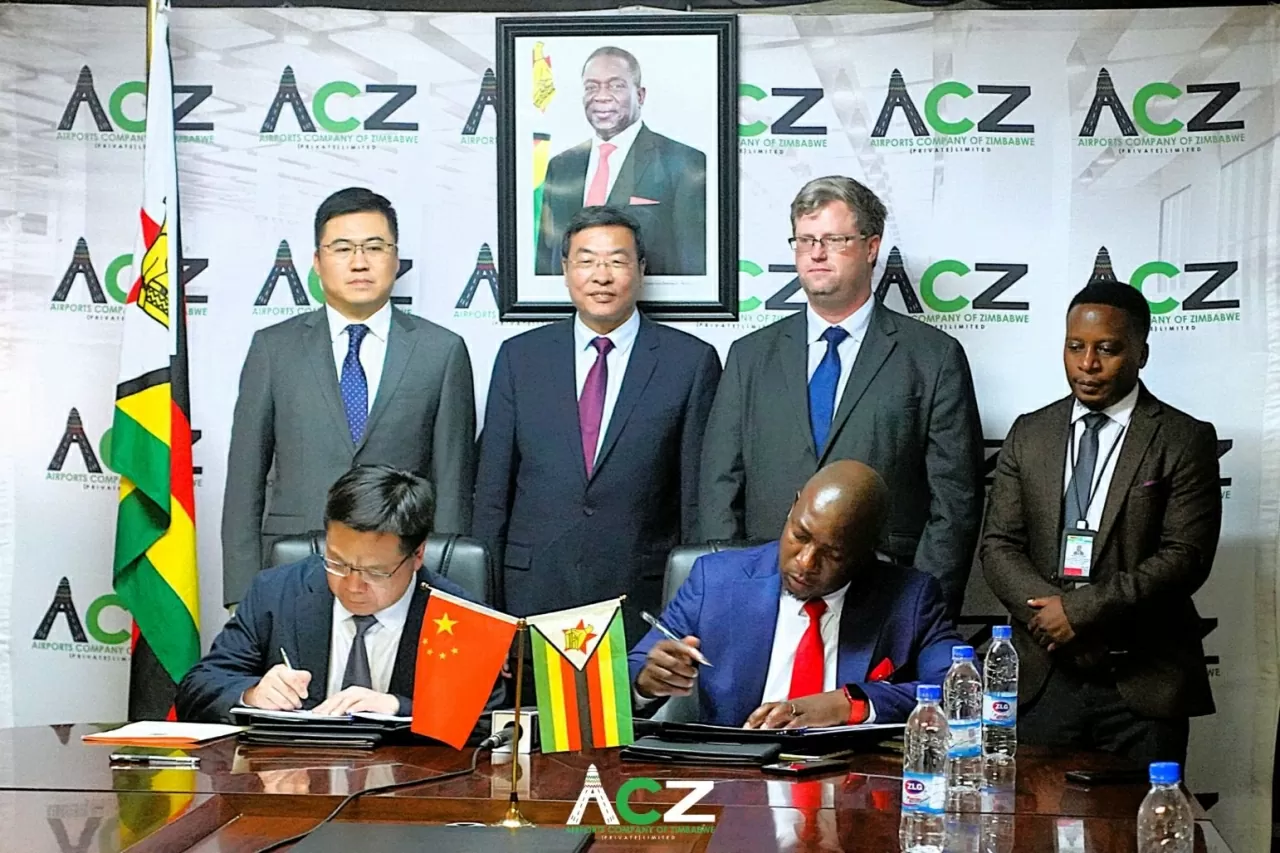 Công ty sân bay Zimbabwe và Công ty China Jiangsu International ký thỏa thuận hợp tác, ngày 14/4/2025 tại thủ đô Harare, (Nguồn: ACZ) Công ty sân bay Zimbabwe và Công ty China Jiangsu International ký thỏa thuận hợp tác, ngày 14/4/2025 tại thủ đô Harare, (Nguồn: ACZ)