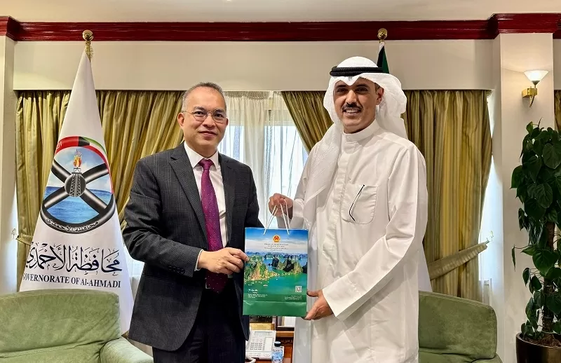 Đại sứ Nguyễn Đức Thắng chào Thống đốc tỉnh Ahmadi, trao đổi về hợp tác dầu khí và địa phương giữa Việt Nam và Kuwait Đại sứ Nguyễn Đức Thắng chào Thống đốc tỉnh Ahmadi, trao đổi về hợp tác dầu khí và địa phương giữa Việt Nam và Kuwait