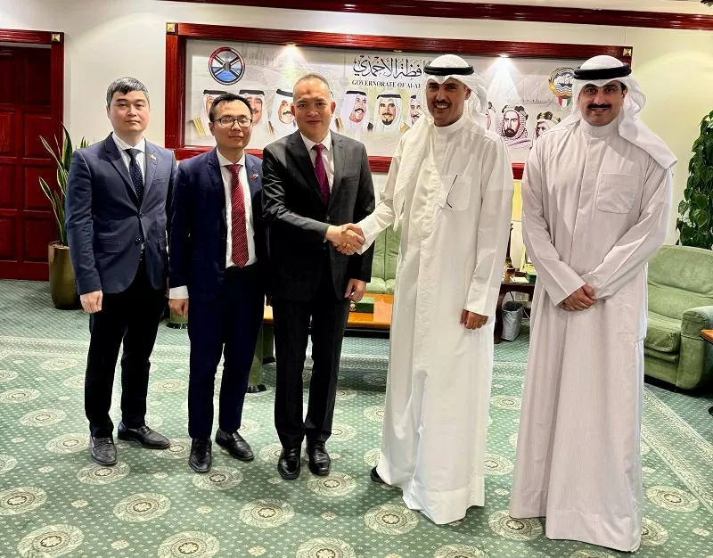 Đại sứ Nguyễn Đức Thắng chào Thống đốc tỉnh Ahmadi, trao đổi về hợp tác dầu khí và địa phương giữa Việt Nam và Kuwait Đại sứ Nguyễn Đức Thắng chào Thống đốc tỉnh Ahmadi, trao đổi về hợp tác dầu khí và địa phương giữa Việt Nam và Kuwait