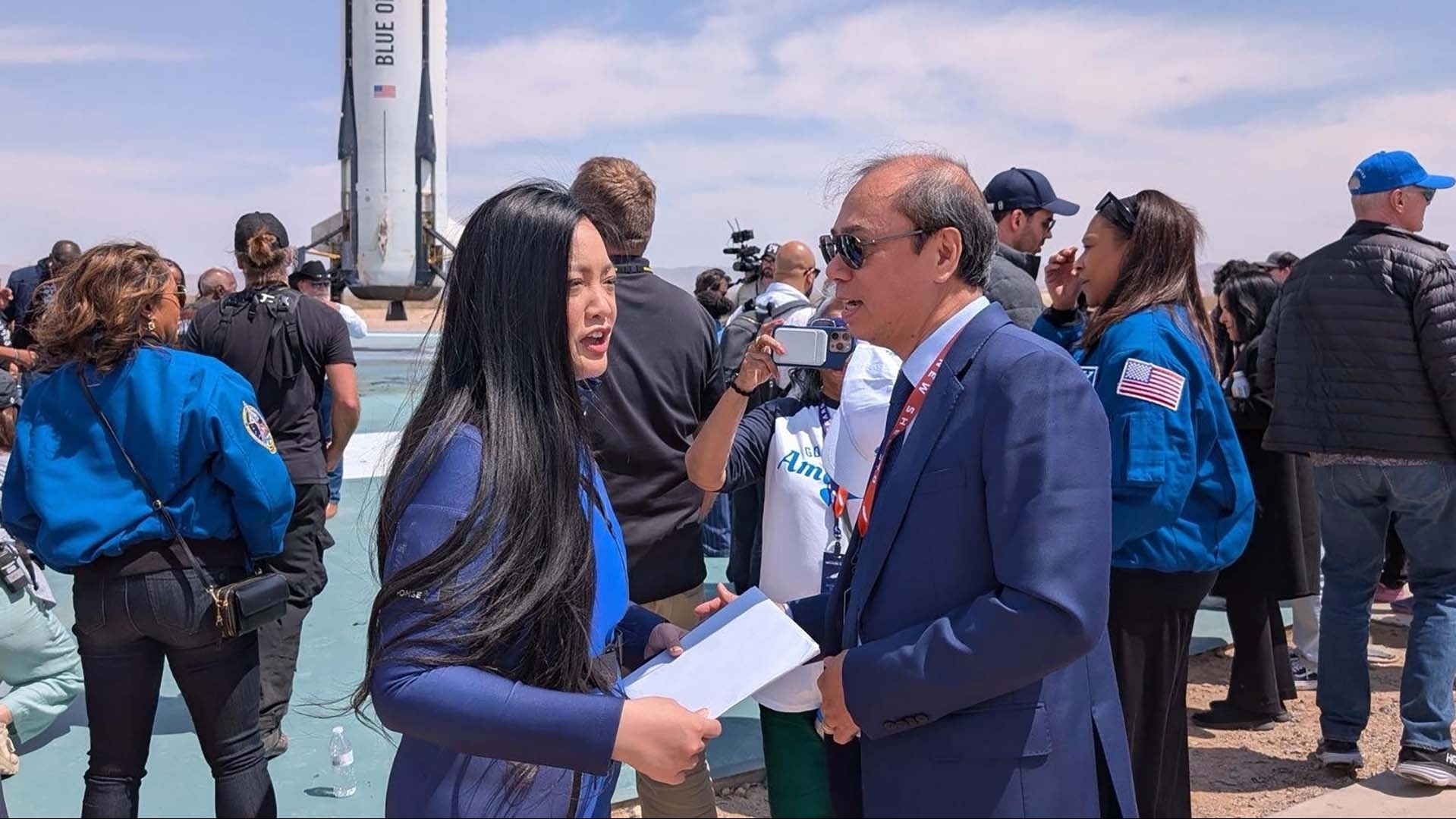 dai su viet nam tai hoa ky trao thu cua chu tich nuoc luong cuong cho nguoi phu nu goc viet dau tien bay vao vu tru