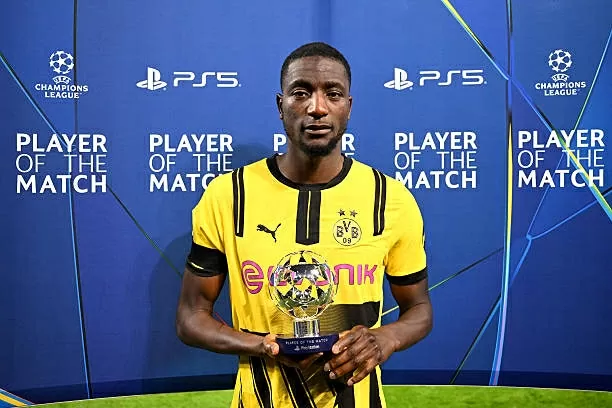 Tiền đạo Serhou Guirassy buồn bã nhận danh hiệu cầu thủ xuất sắc nhất trận đấu. Tiền đạo Serhou Guirassy buồn bã nhận danh hiệu cầu thủ xuất sắc nhất trận đấu.