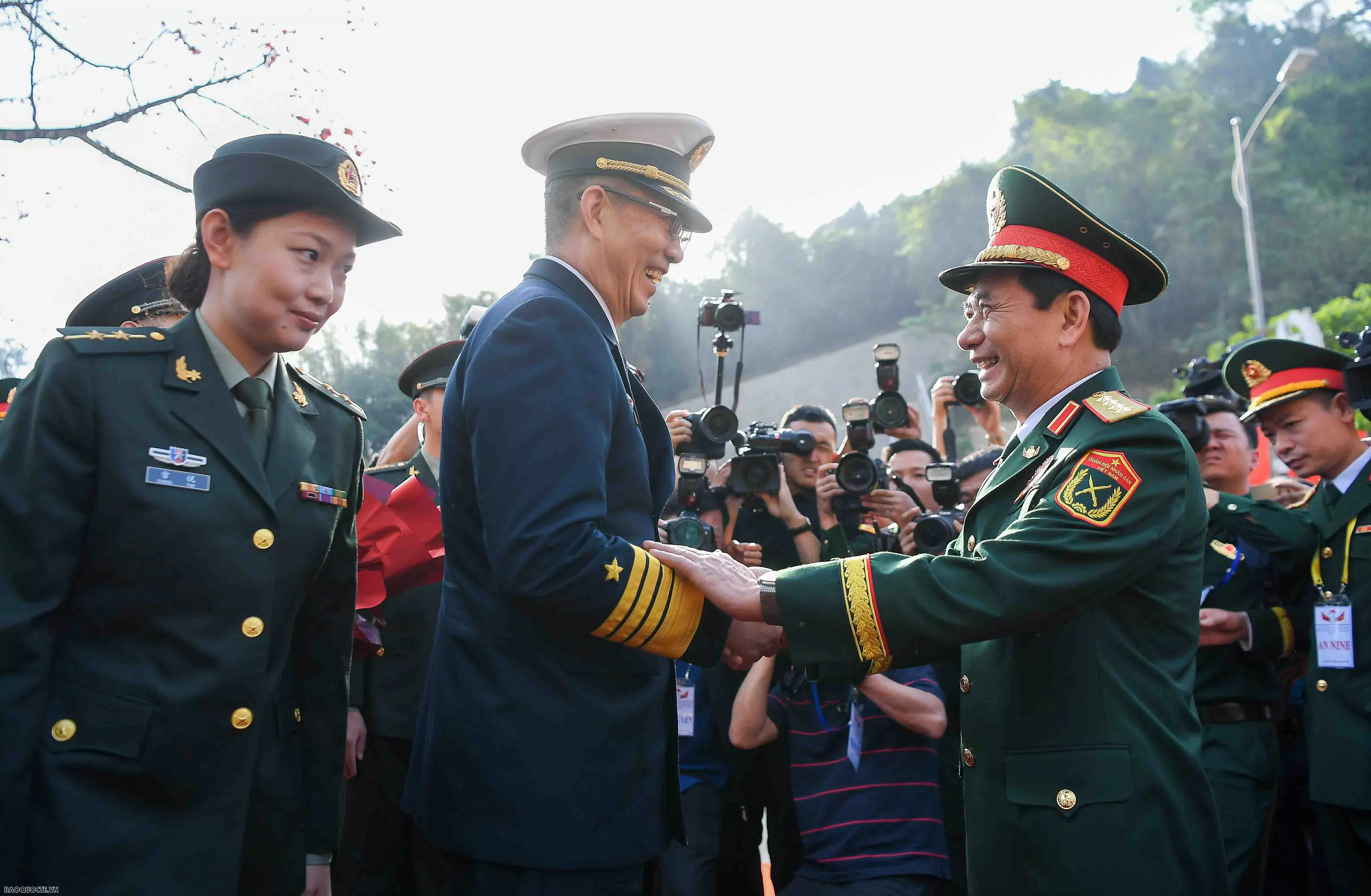 Đại tướng Phan Văn Giang và Thượng tướng Đổng Quân gặp nhau tại biên giới
