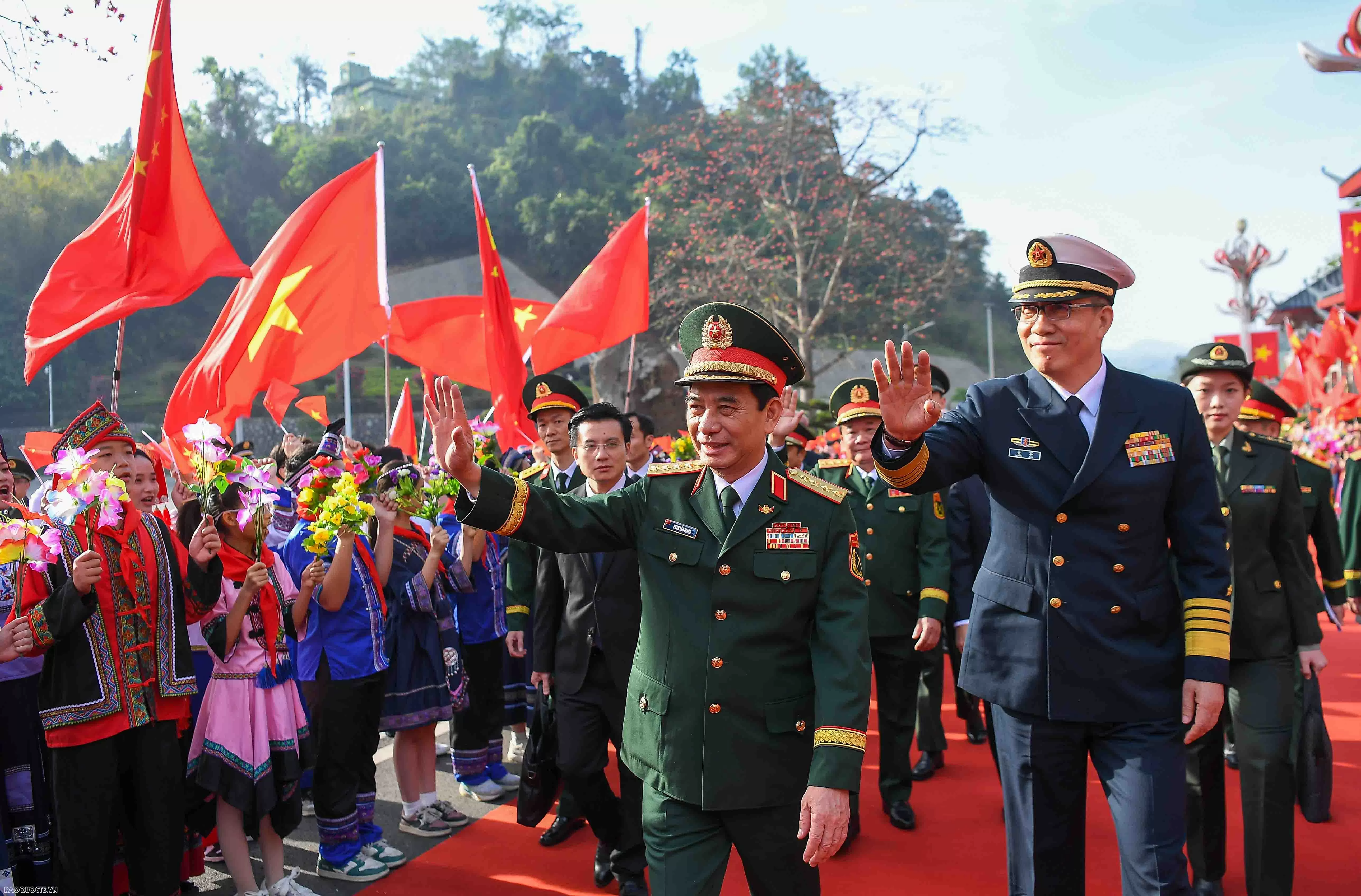 Đại tướng Phan Văn Giang và Thượng tướng Đổng Quân gặp nhau tại biên giới