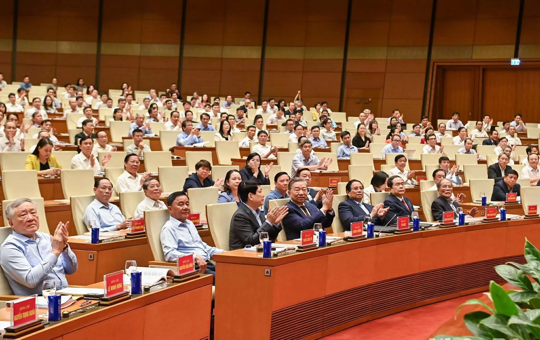 Tổng Bí thư Tô Lâm, Chủ tịch nước Lương Cường, Thủ tướng Phạm Minh Chính, Chủ tịch Quốc hội Trần Thanh Mẫn, Thường trực Ban Bí thư Trần Cẩm Tú và các đại biểu dự Hội nghị. (Nguồn: Báo Nhân dân)