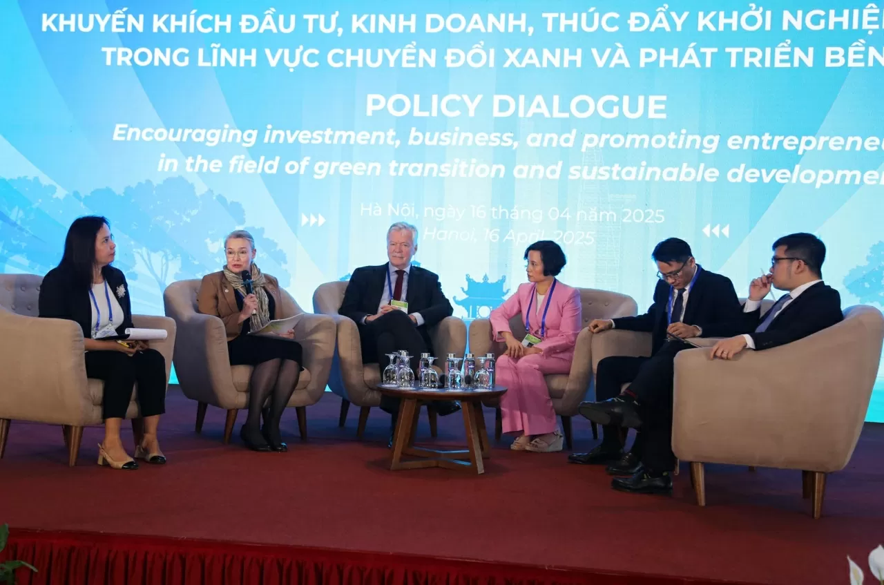 Các đại biểu trao đổi trong Phiên thảo luận chính sách, với chủ đề: “Hợp tác thúc đẩy khởi nghiệp sáng tạo chuyển đổi xanh và phát triển bền vững”. (Ảnh: Thành Long) Các đại biểu trao đổi trong Phiên thảo luận chính sách, với chủ đề: “Hợp tác thúc đẩy khởi nghiệp sáng tạo chuyển đổi xanh và phát triển bền vững”. (Ảnh: Thành Long)