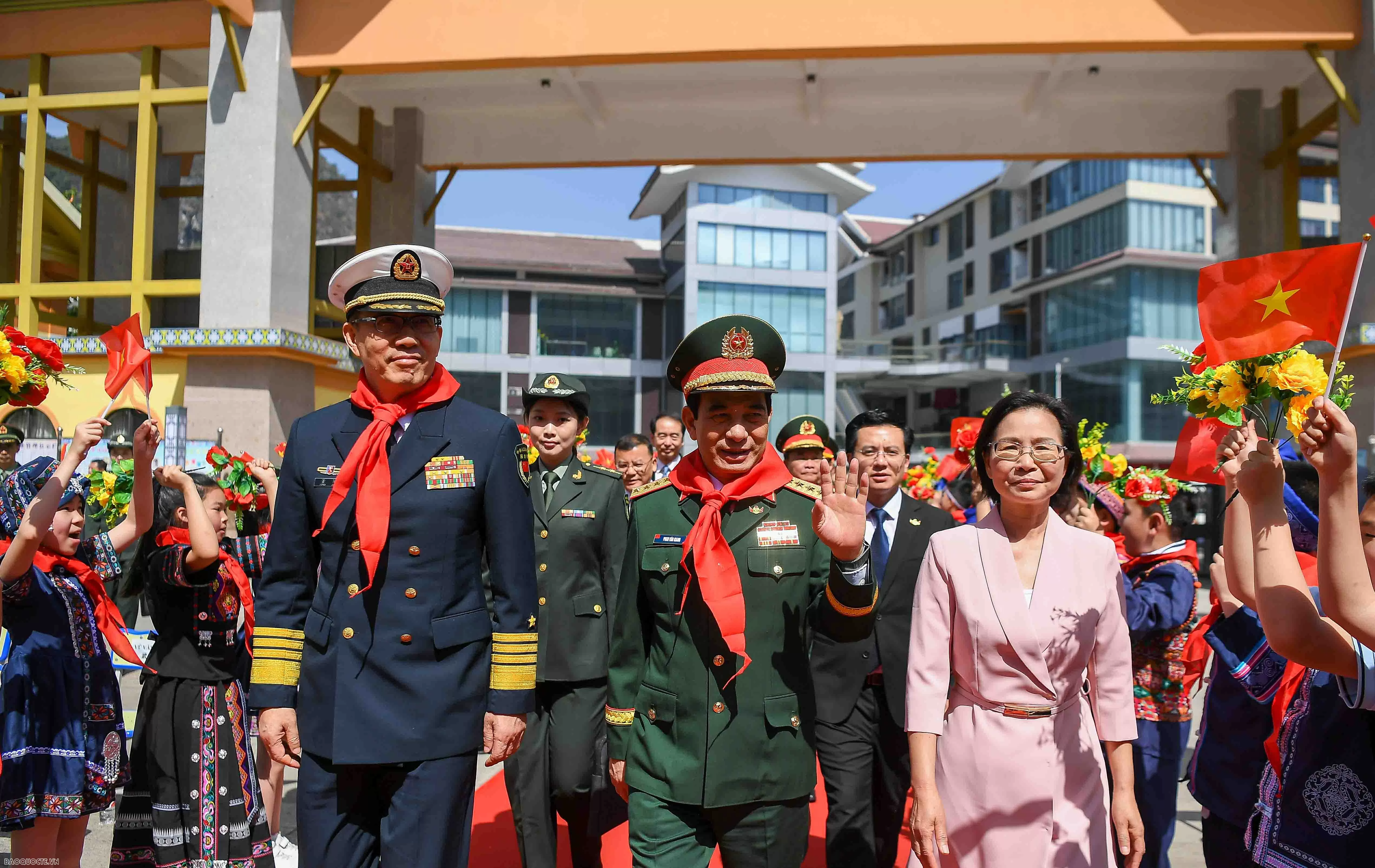 Bộ trưởng Phan Văn Giang và Bộ trưởng Đổng Quân thăm Trường Tiểu học số 4