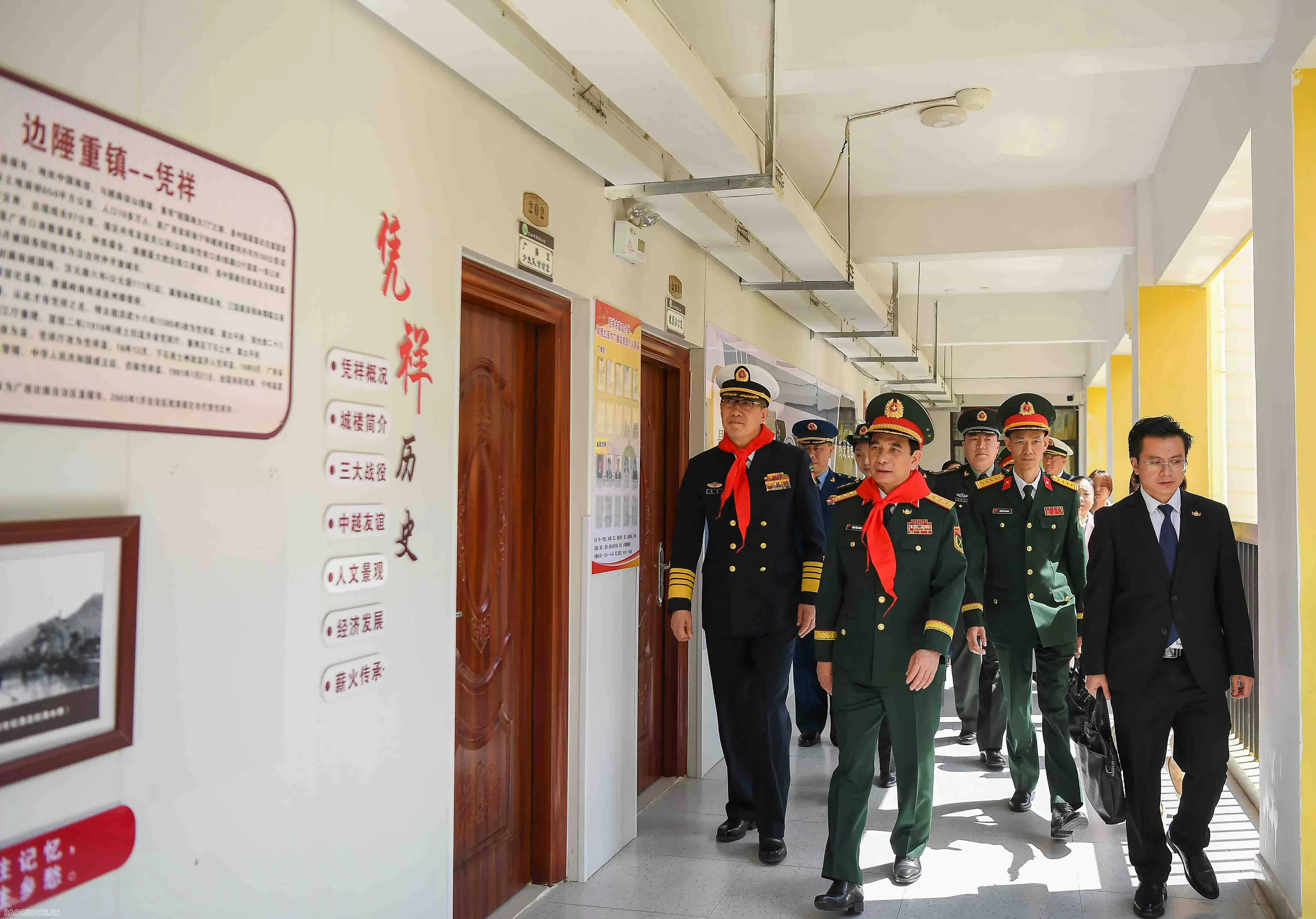 Bộ trưởng Phan Văn Giang và Bộ trưởng Đổng Quân thăm Trường Tiểu học số 4