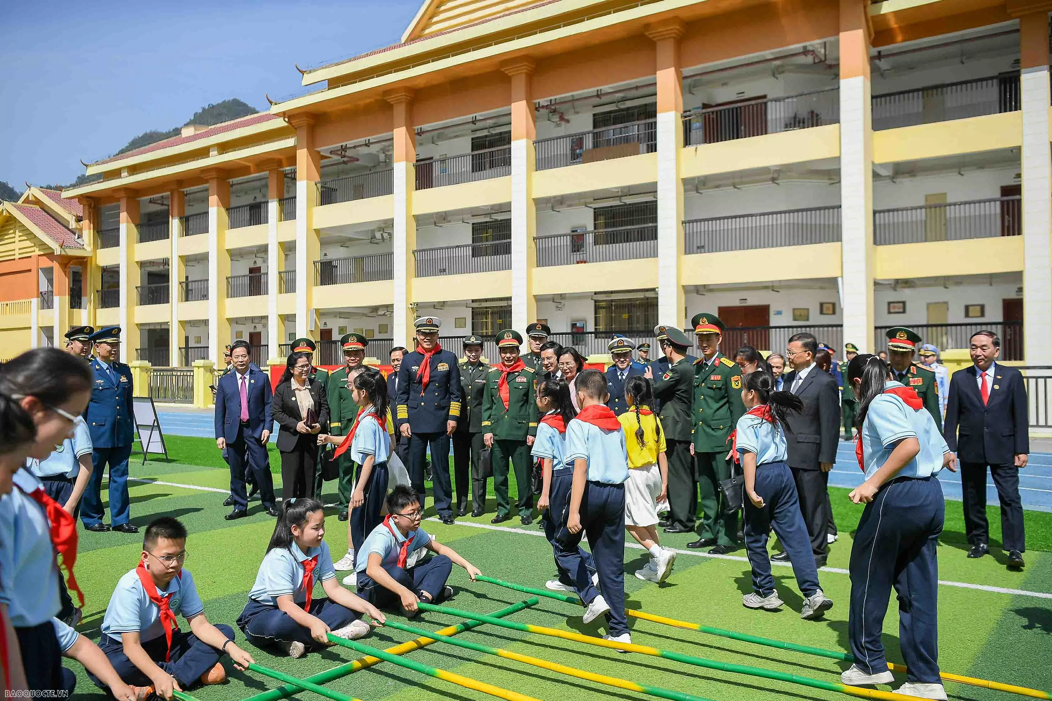 Bộ trưởng Phan Văn Giang và Bộ trưởng Đổng Quân thăm Trường Tiểu học số 4