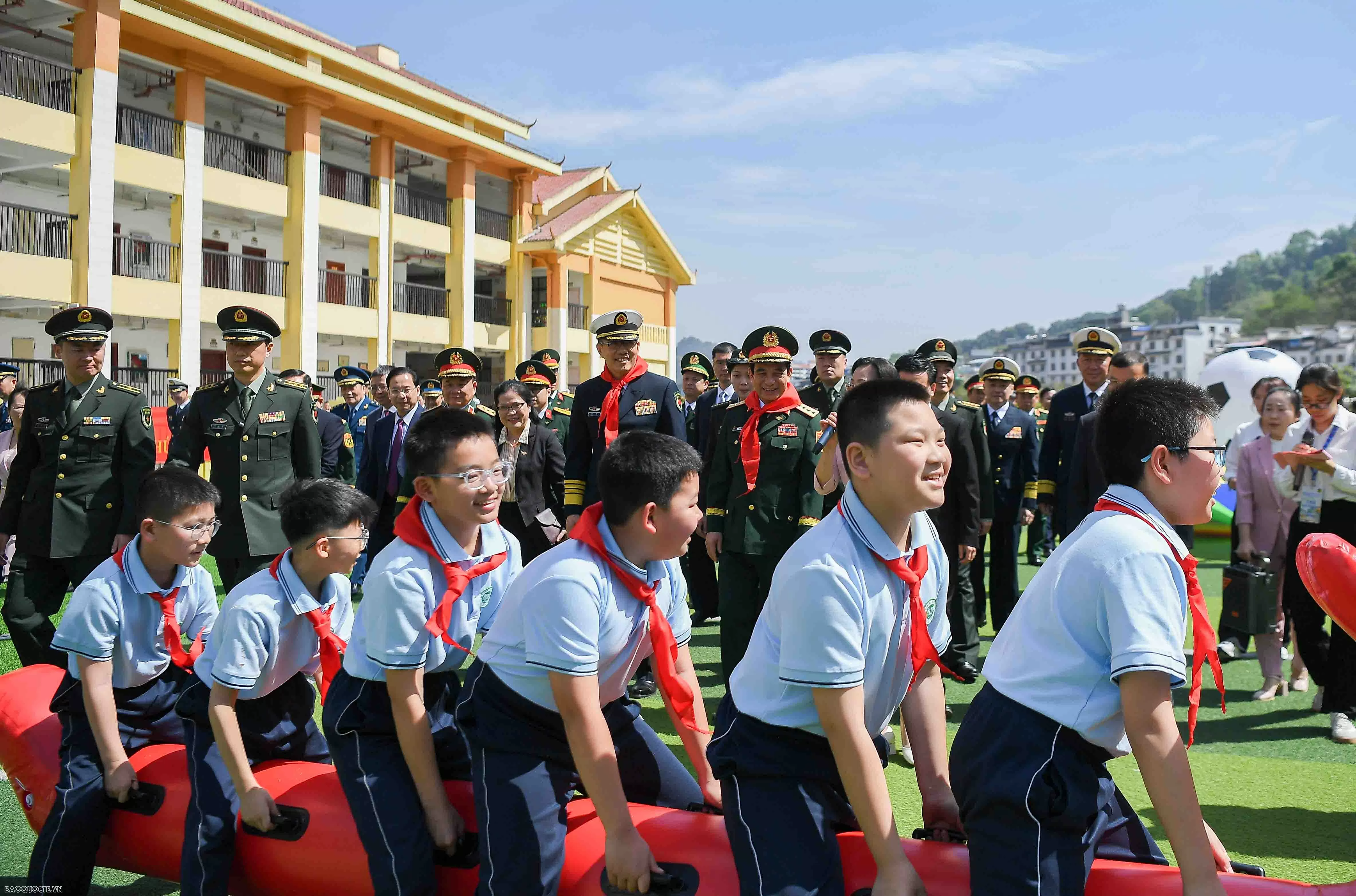 Bộ trưởng Phan Văn Giang và Bộ trưởng Đổng Quân thăm Trường Tiểu học số 4