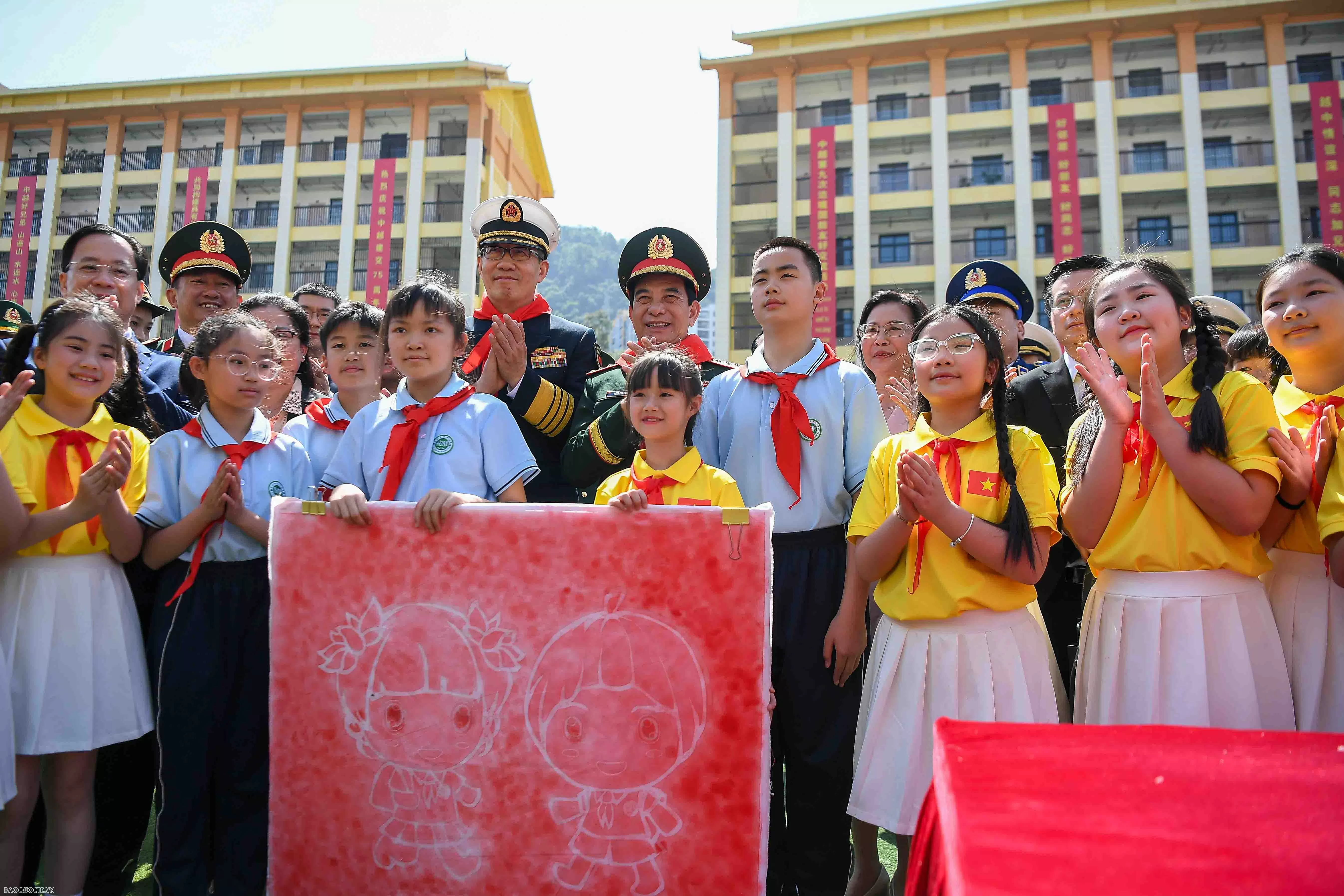 Bộ trưởng Phan Văn Giang và Bộ trưởng Đổng Quân thăm Trường Tiểu học số 4