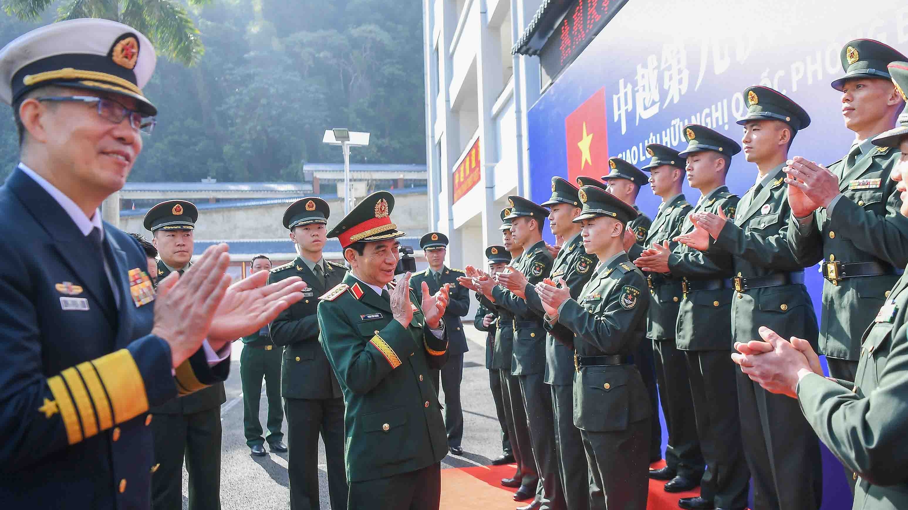 Đại tướng Phan Văn Giang và Thượng tướng Đổng Quân gặp nhau tại biên giới