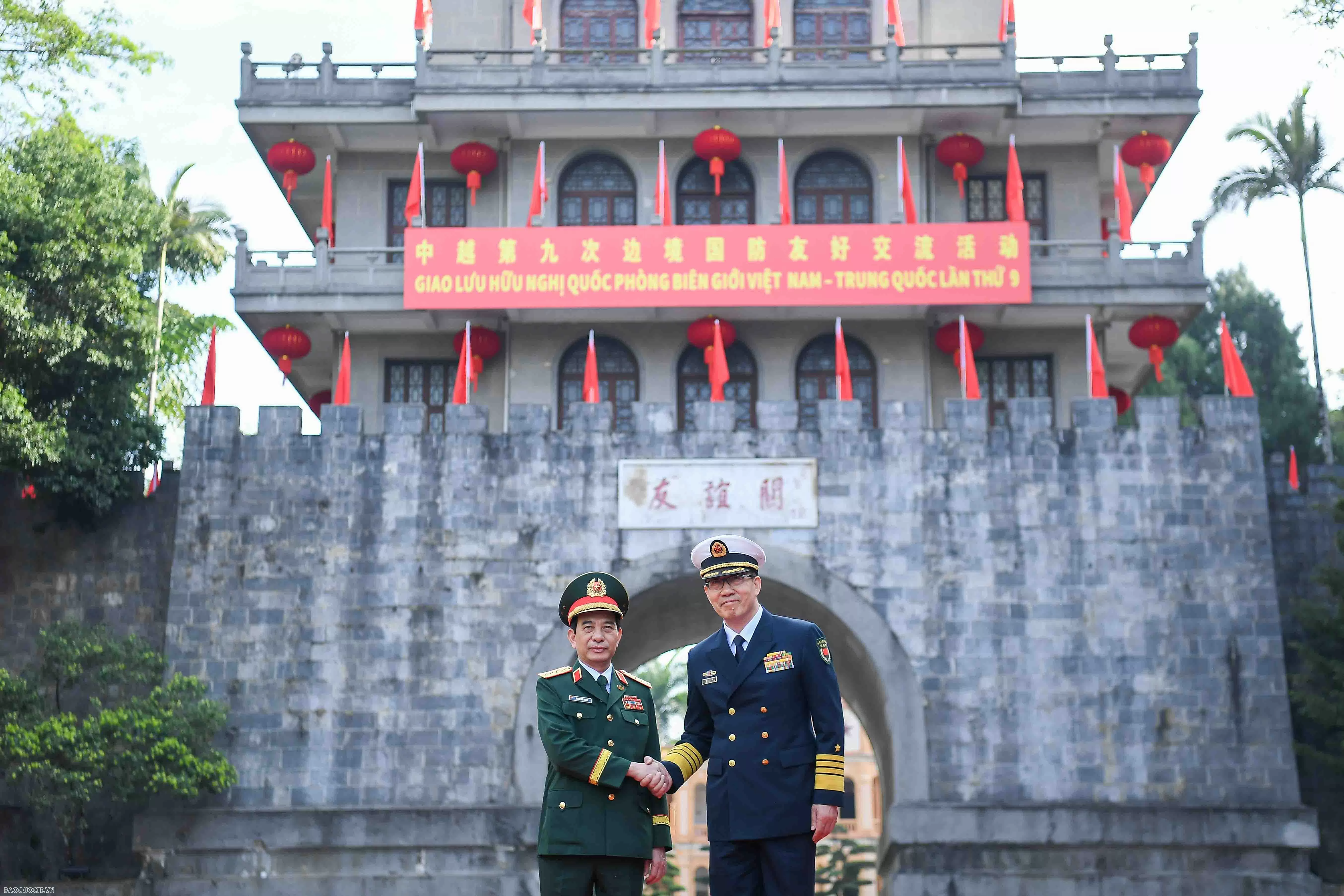 Đại tướng Phan Văn Giang và Thượng tướng Đổng Quân gặp nhau tại biên giới
