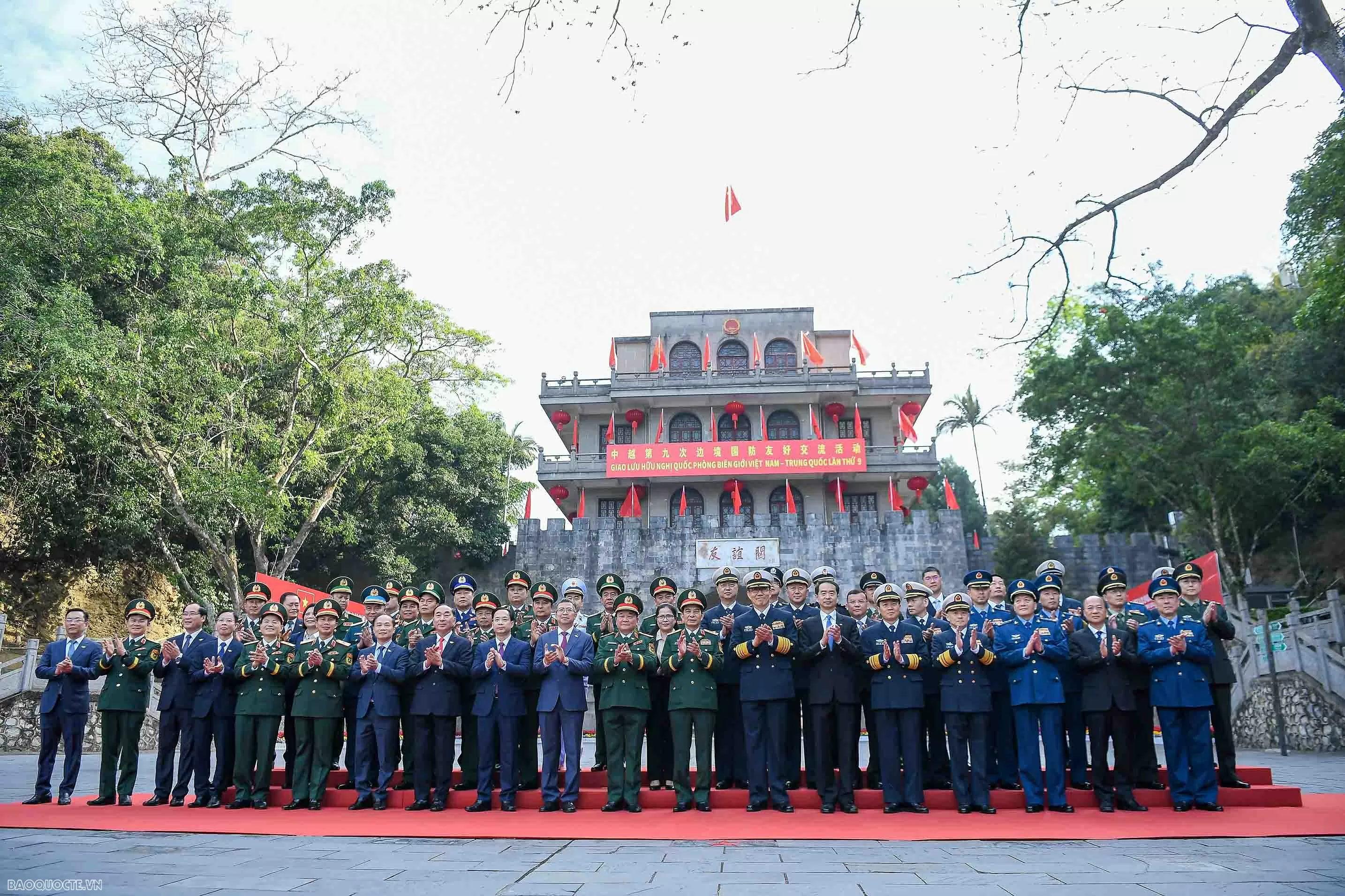 Đại tướng Phan Văn Giang và Thượng tướng Đổng Quân gặp nhau tại biên giới