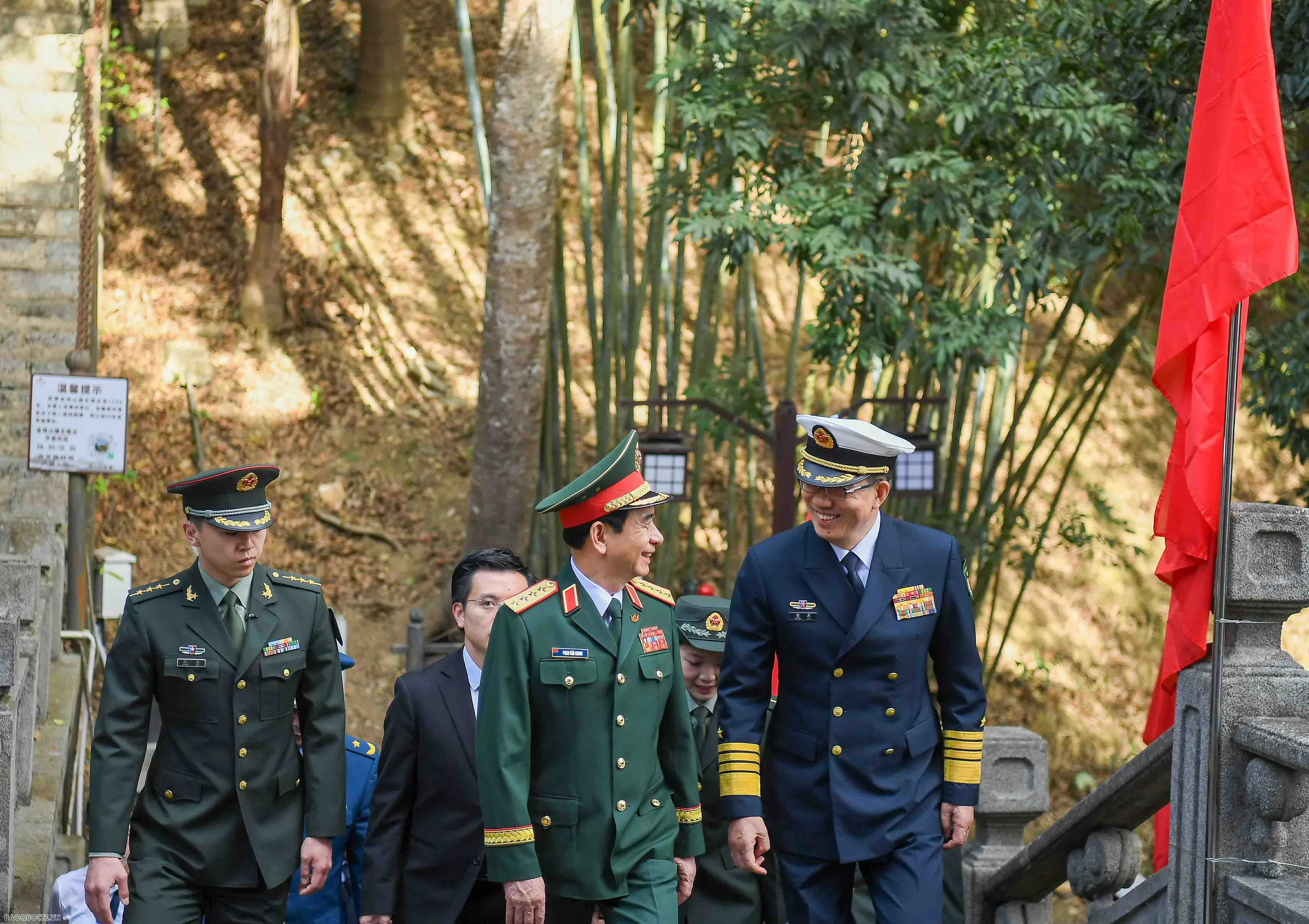 Đại tướng Phan Văn Giang và Thượng tướng Đổng Quân gặp nhau tại biên giới