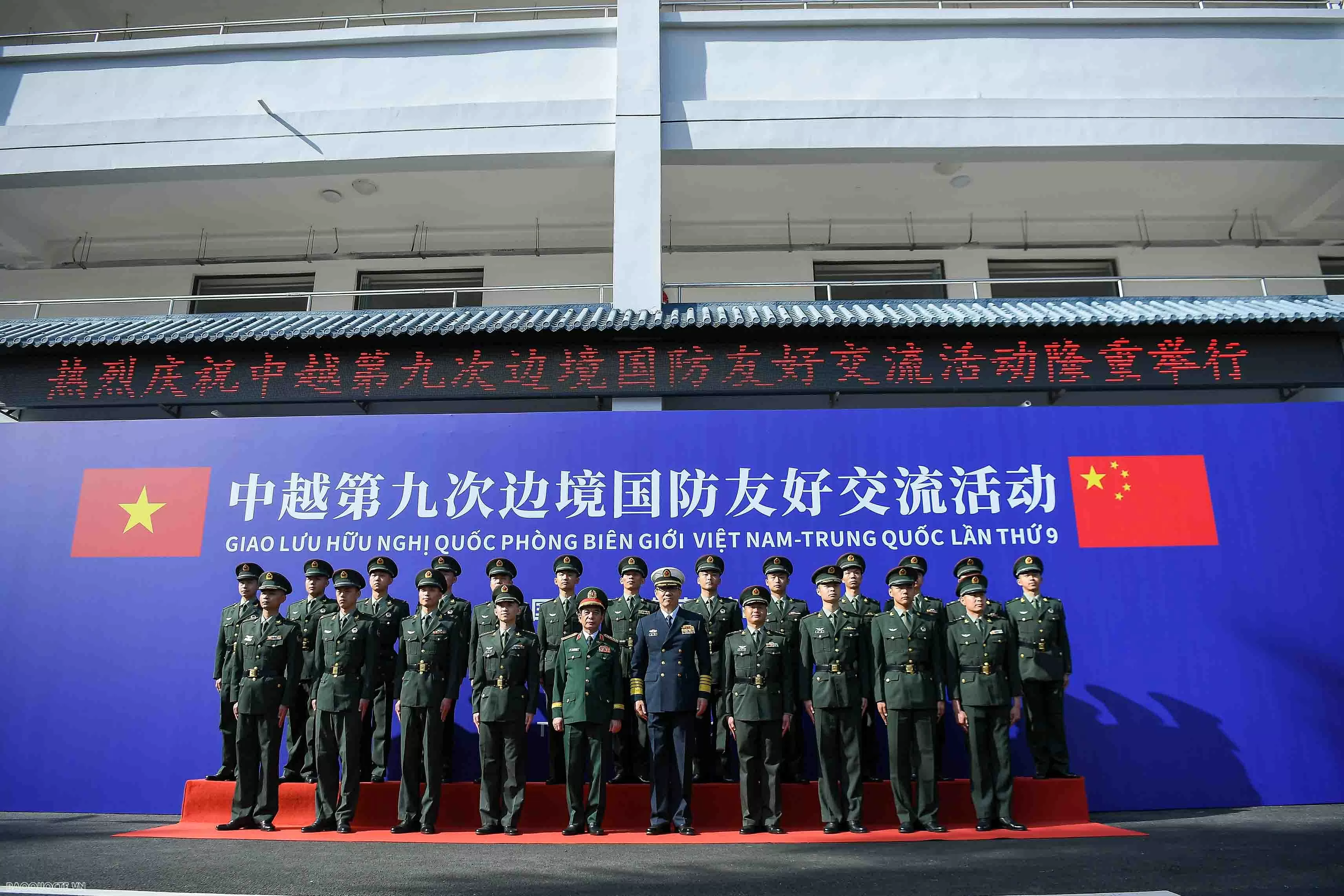 Đại tướng Phan Văn Giang và Thượng tướng Đổng Quân gặp nhau tại biên giới