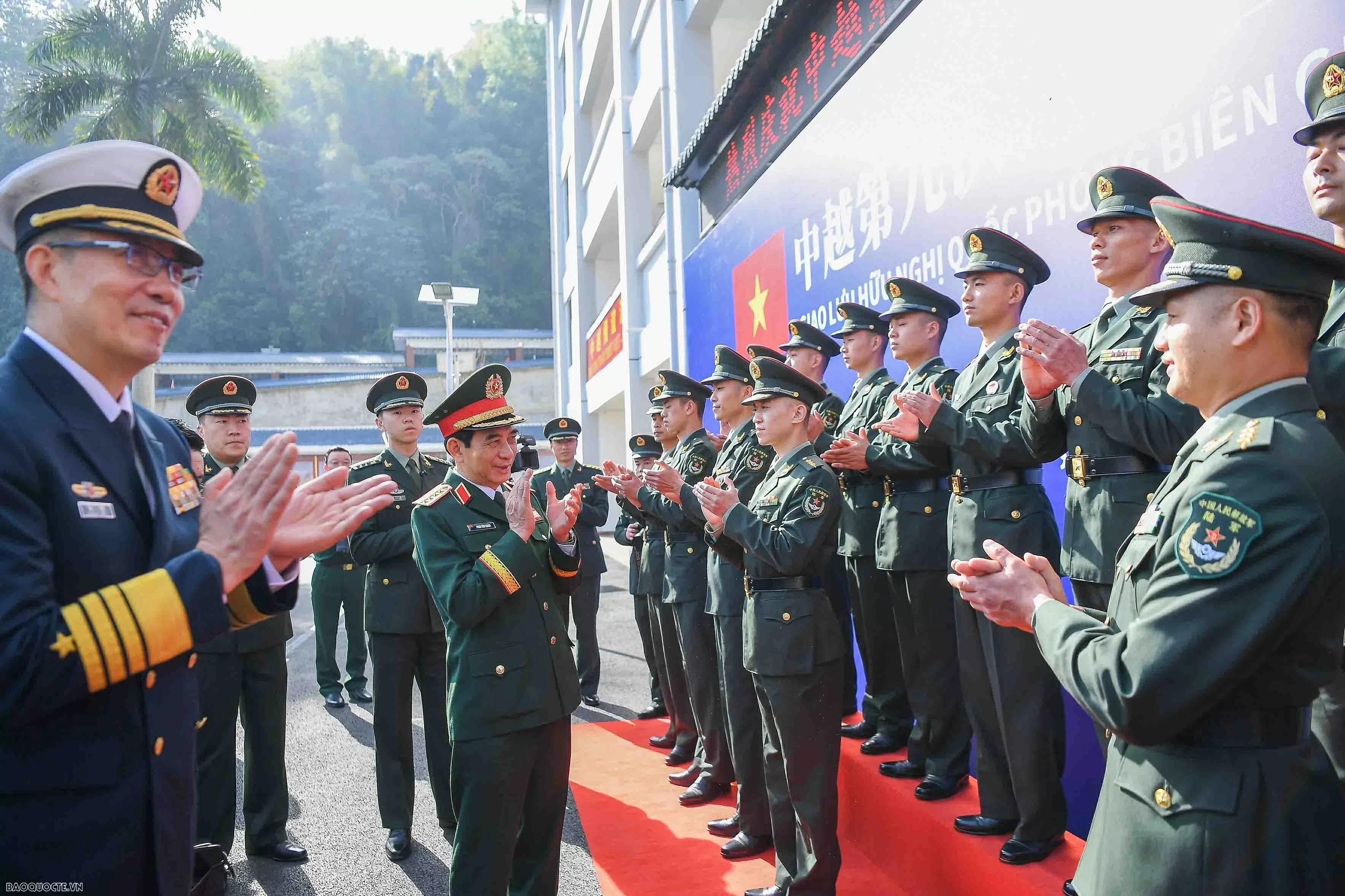 Đại tướng Phan Văn Giang và Thượng tướng Đổng Quân gặp nhau tại biên giới