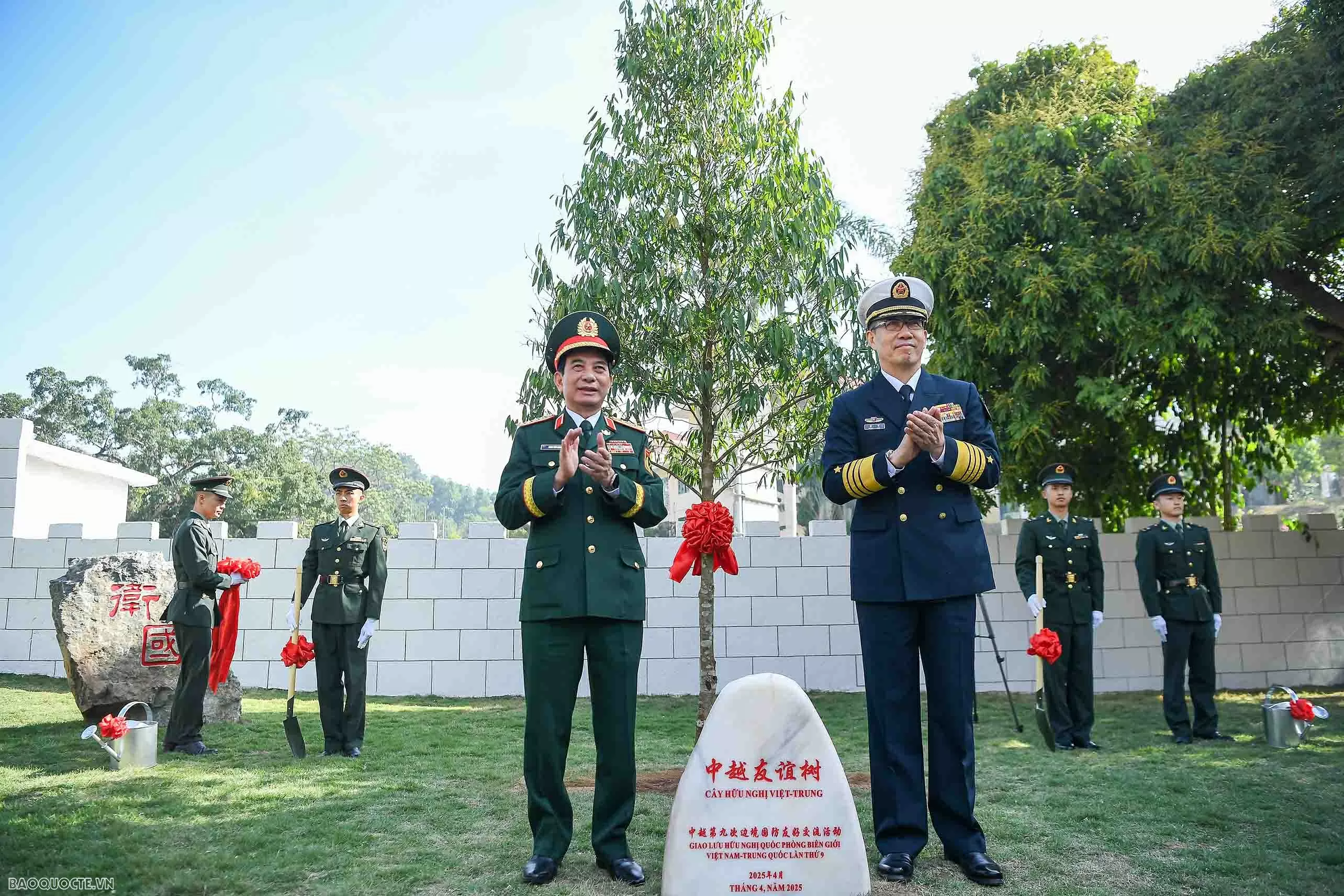 Đại tướng Phan Văn Giang và Thượng tướng Đổng Quân gặp nhau tại biên giới