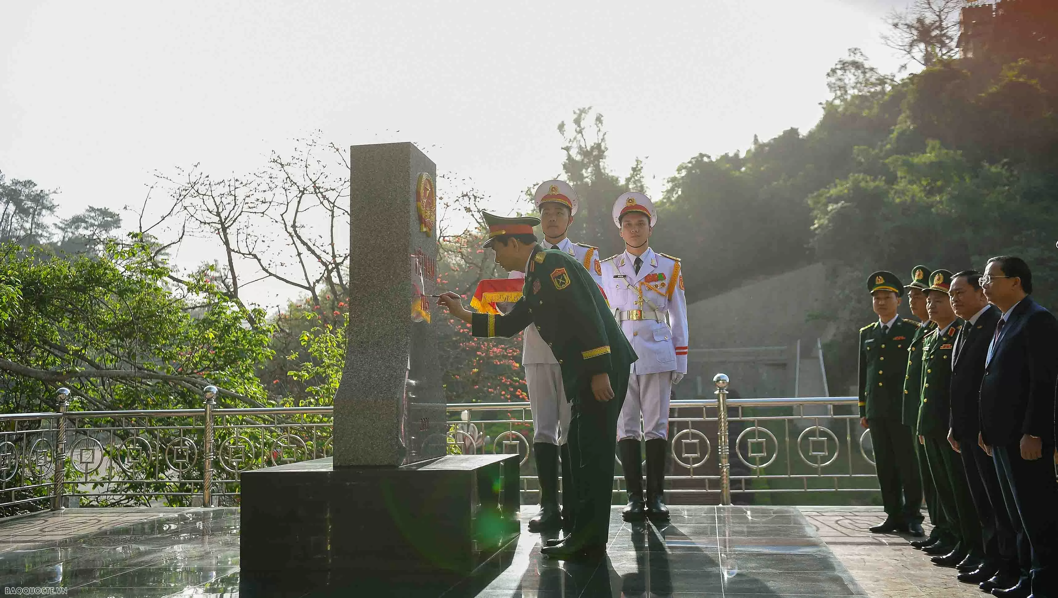 Đại tướng Phan Văn Giang và Thượng tướng Đổng Quân gặp nhau tại biên giới