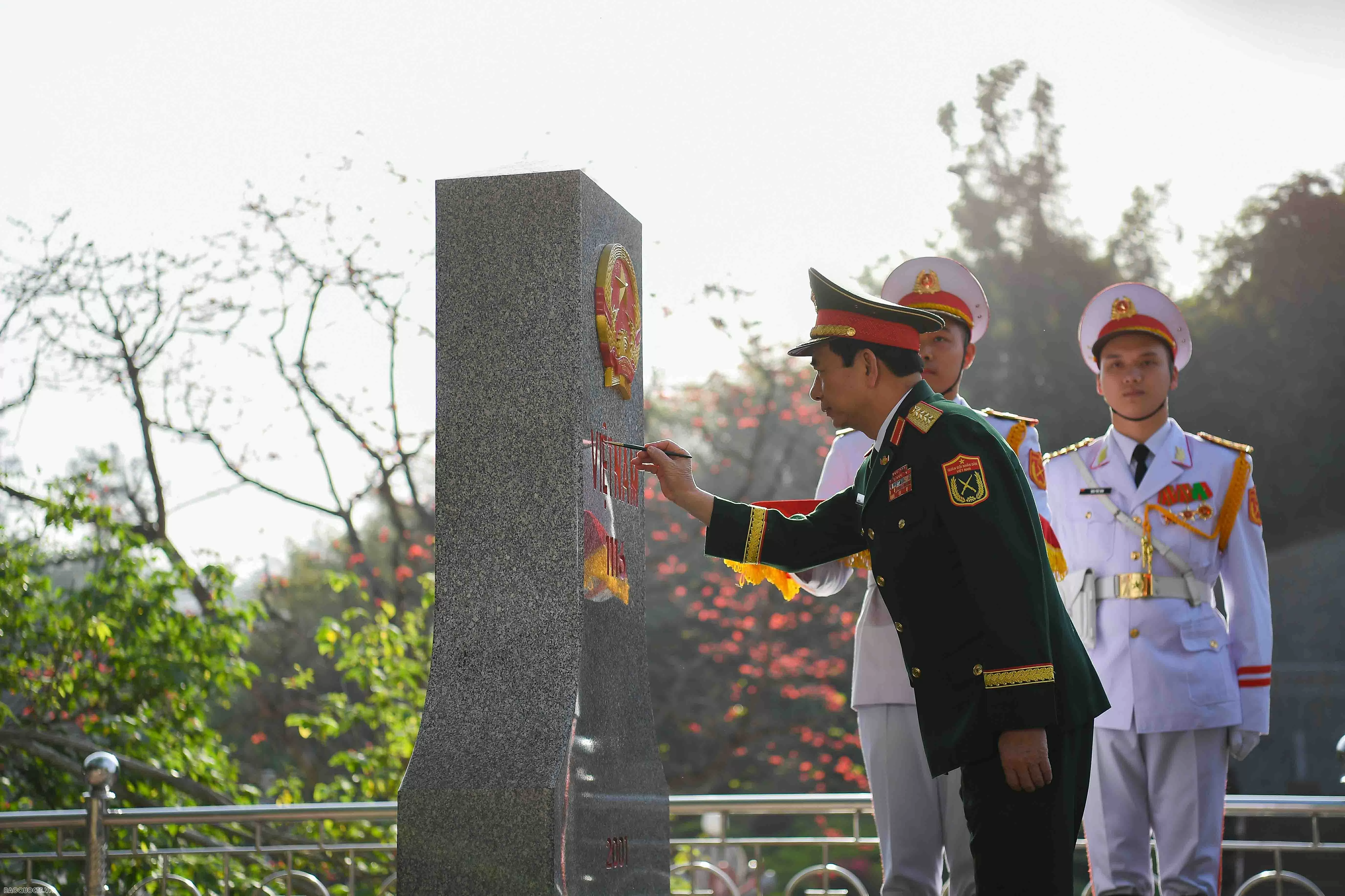 Đại tướng Phan Văn Giang và Thượng tướng Đổng Quân gặp nhau tại biên giới