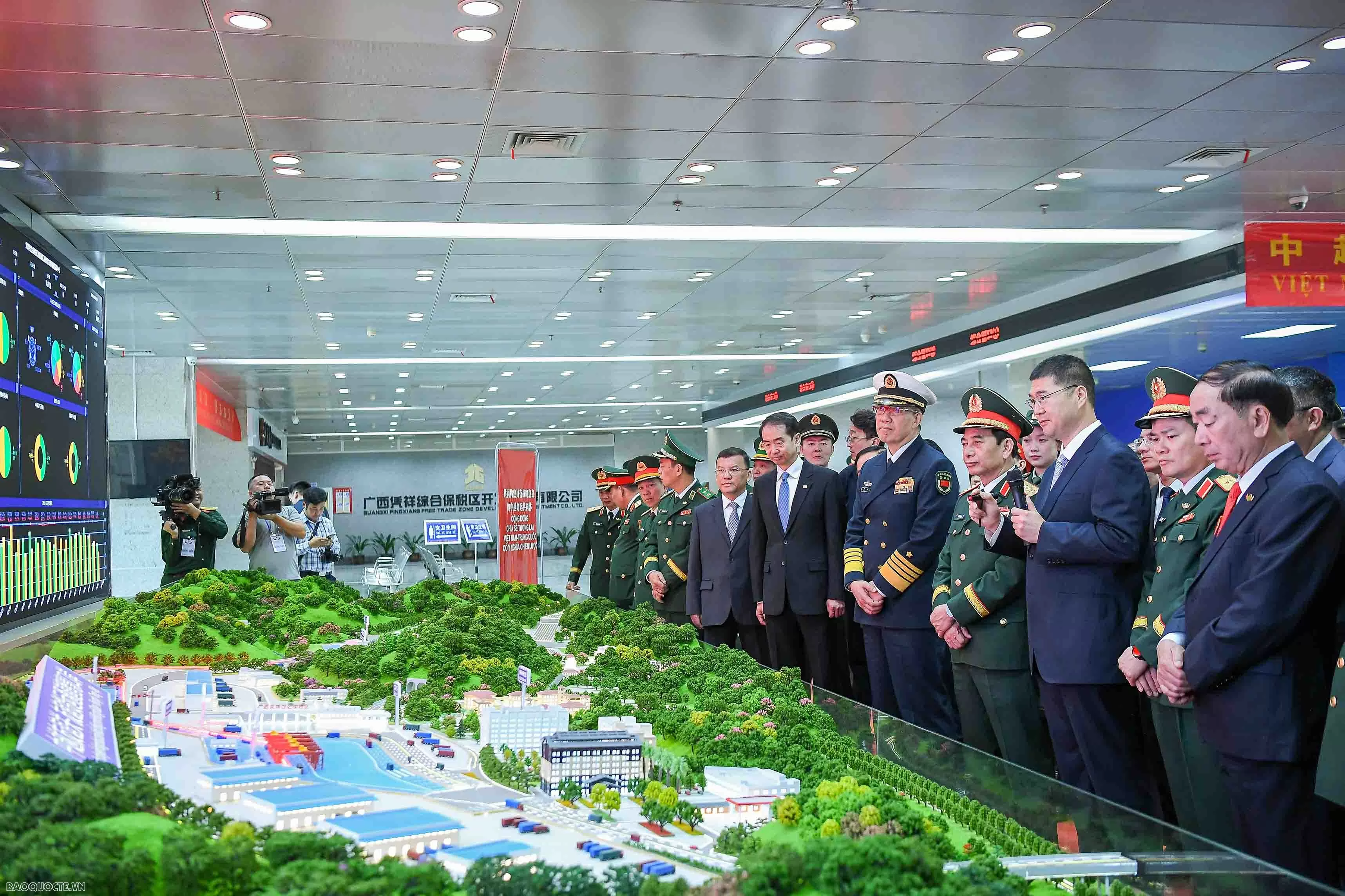 Đại tướng Phan Văn Giang và Thượng tướng Đổng Quân gặp nhau tại biên giới