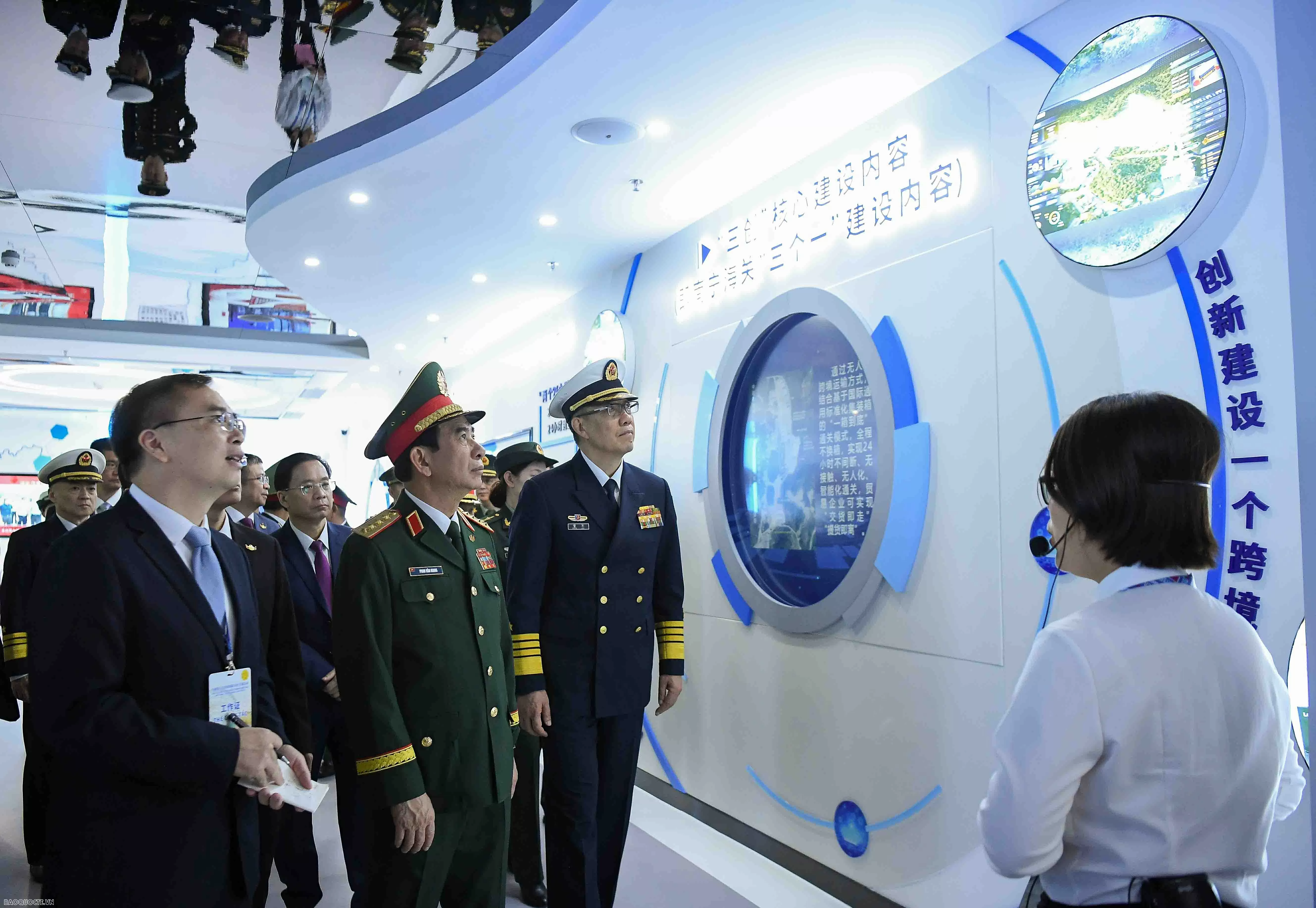 Đại tướng Phan Văn Giang và Thượng tướng Đổng Quân gặp nhau tại biên giới