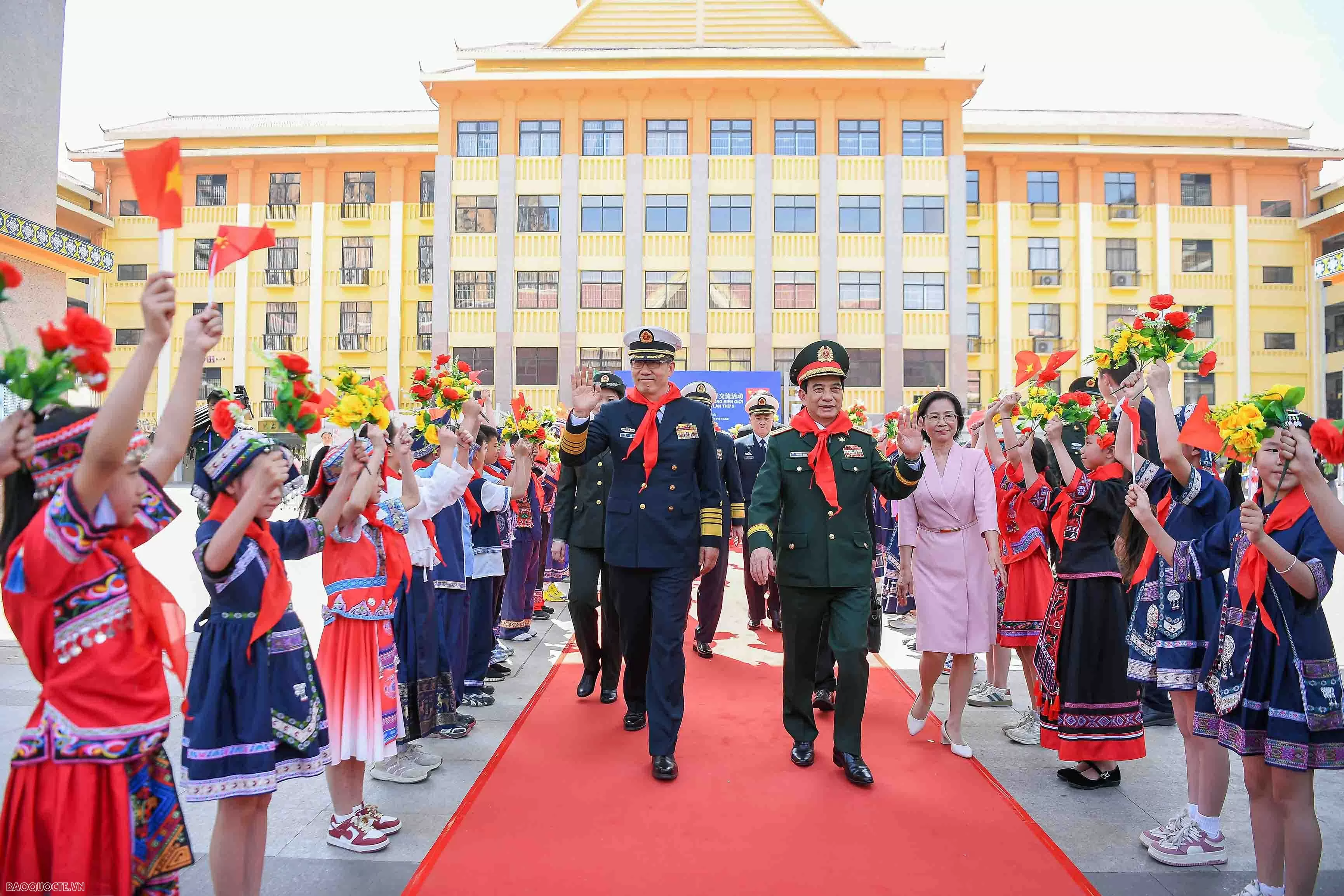 Bộ trưởng Phan Văn Giang và Bộ trưởng Đổng Quân thăm Trường Tiểu học số 4