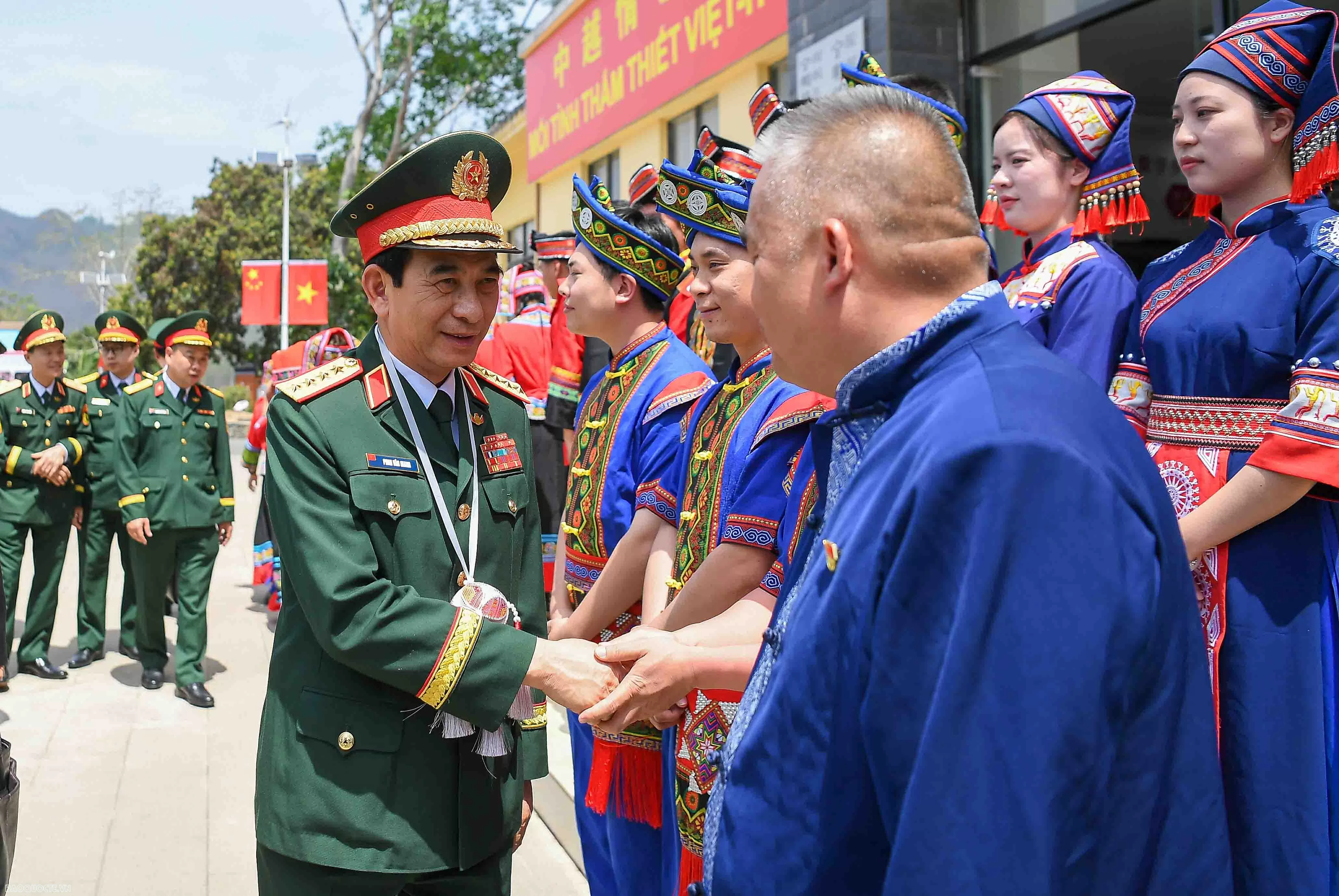 Bộ trưởng Phan Văn Giang và Bộ trưởng Đổng Quân thăm Trường Tiểu học số 4