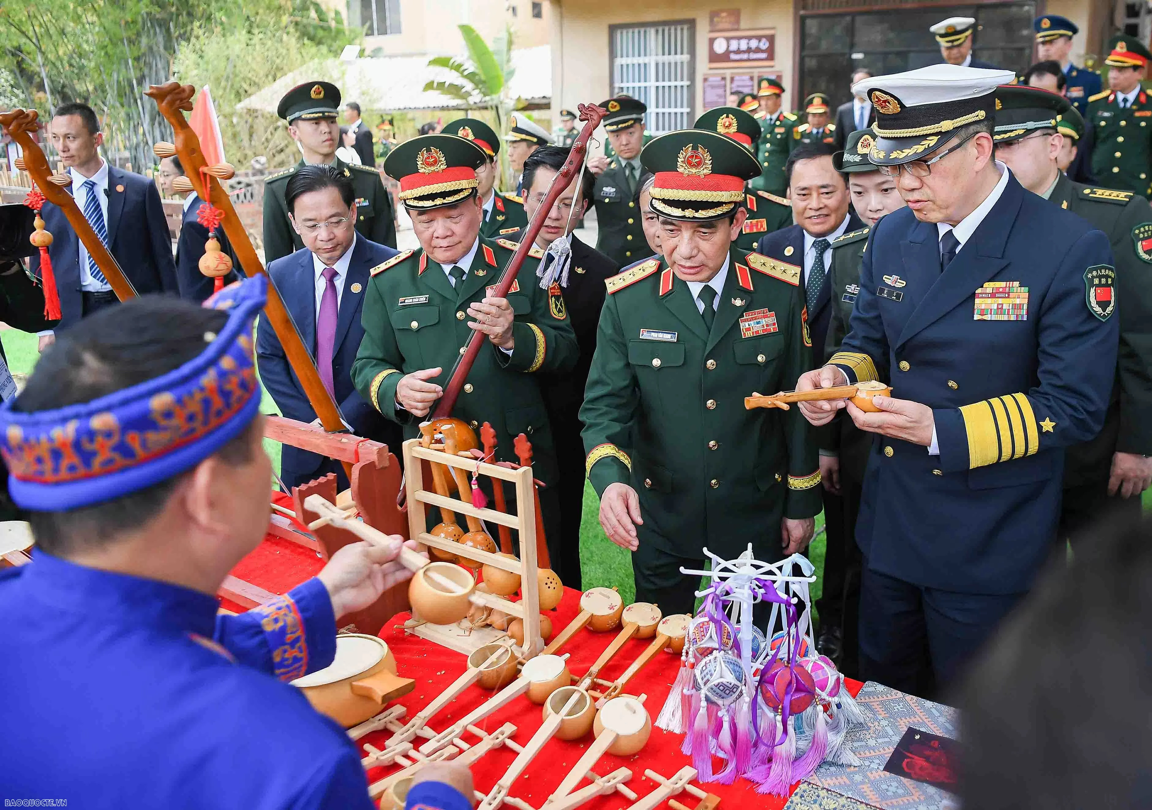 Bộ trưởng Quốc phòng Việt Nam và Trung Quốc cùng giã bánh dày, chơi nhạc cụ truyền thống