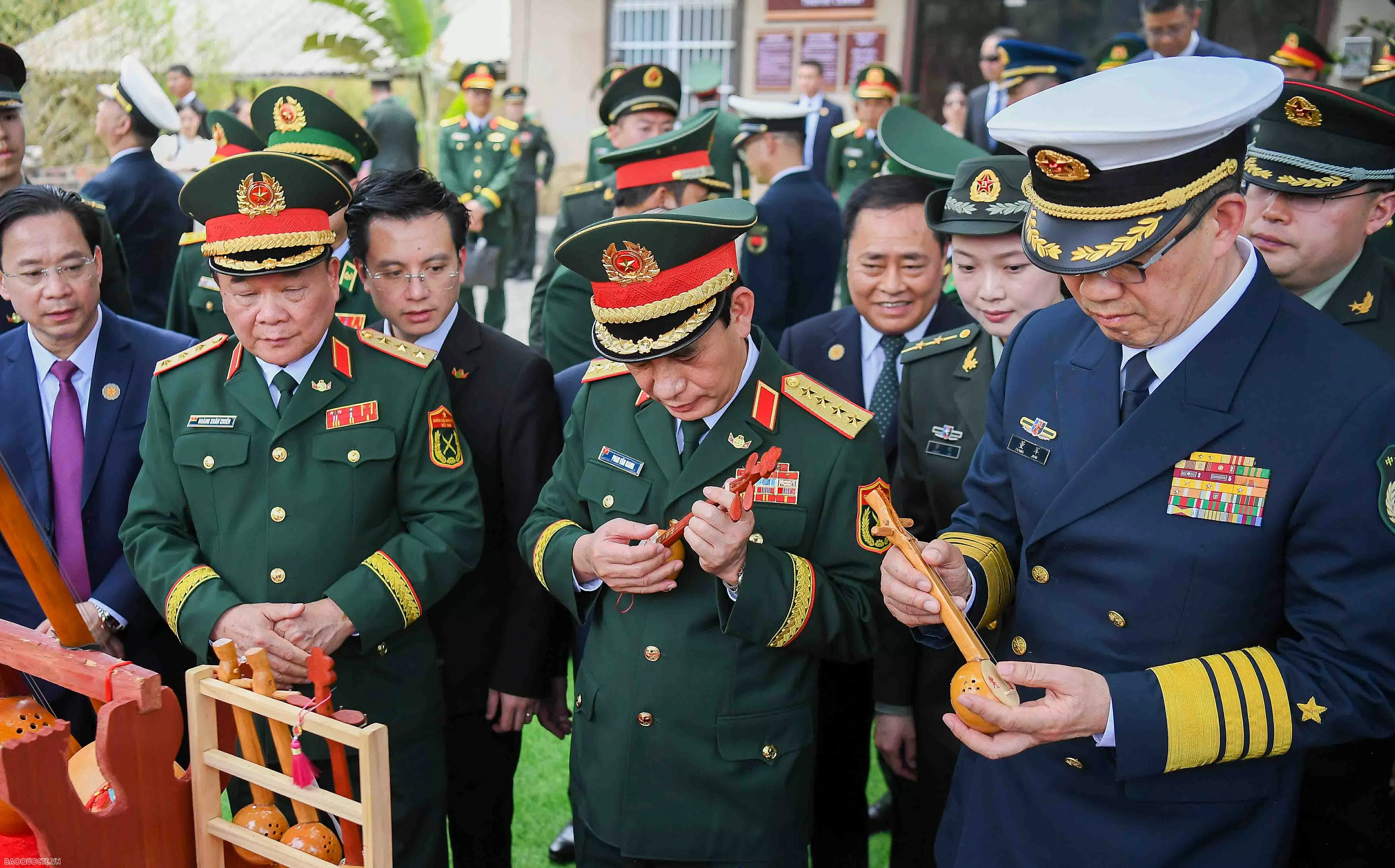 Bộ trưởng Quốc phòng Việt Nam và Trung Quốc cùng giã bánh dày, chơi nhạc cụ truyền thống