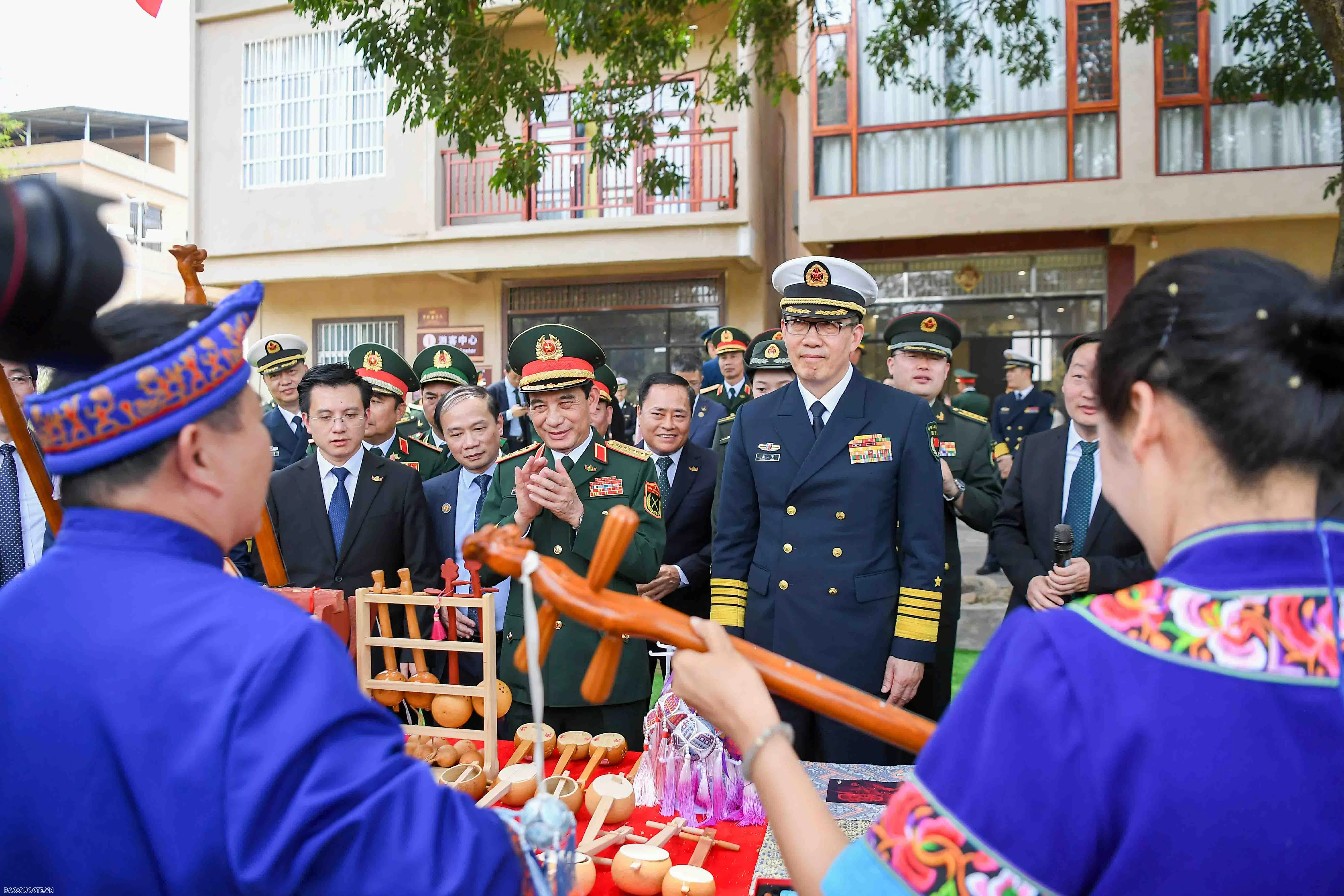 Bộ trưởng Quốc phòng Việt Nam và Trung Quốc cùng giã bánh dày, chơi nhạc cụ truyền thống