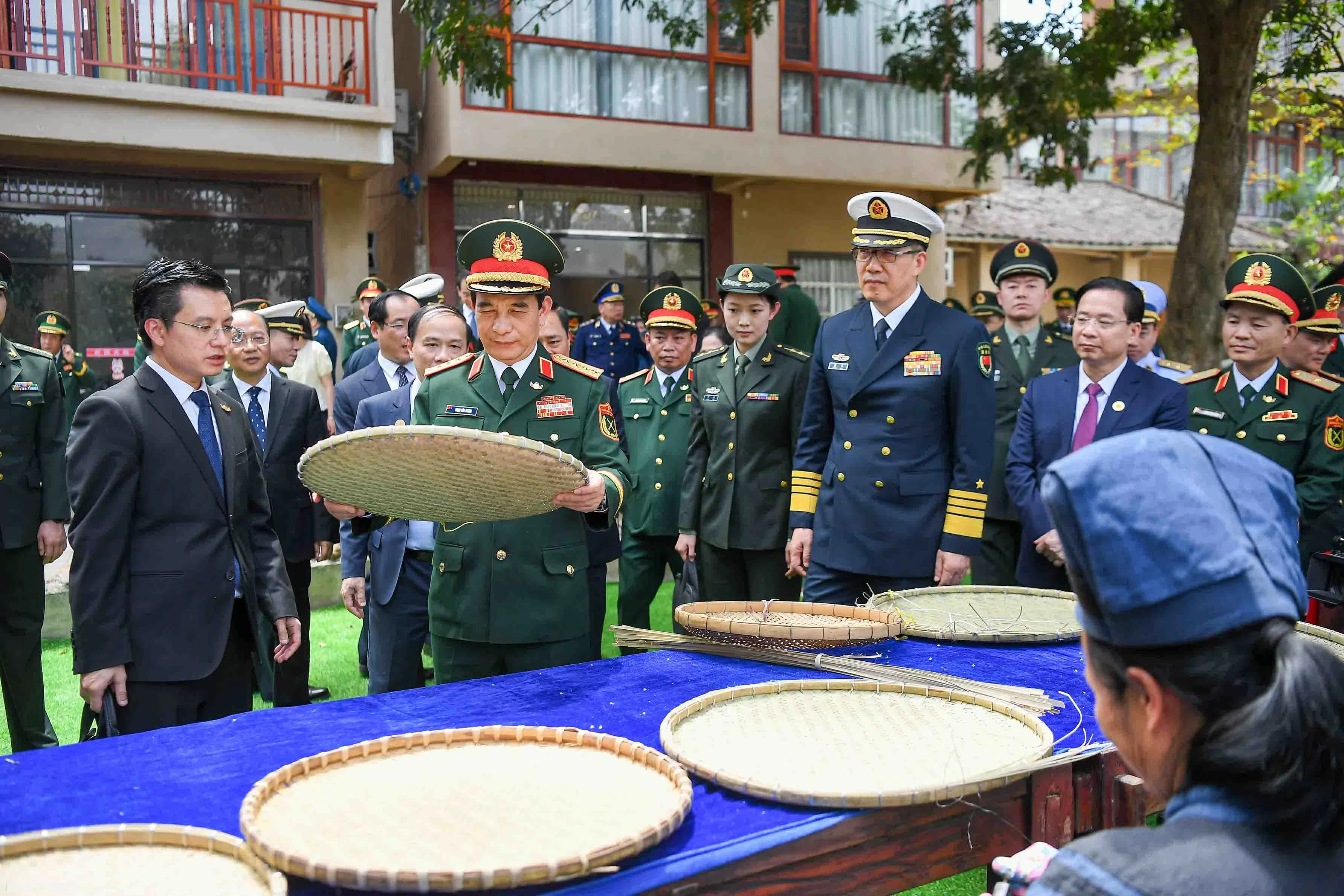 Bộ trưởng Quốc phòng Việt Nam và Trung Quốc cùng giã bánh dày, chơi nhạc cụ truyền thống